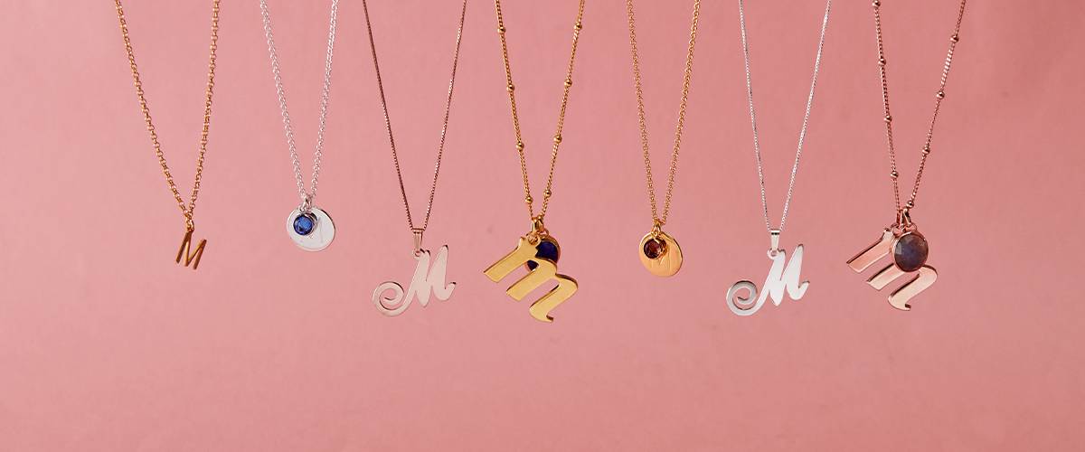 Cómo estilizar la joyería con iniciales