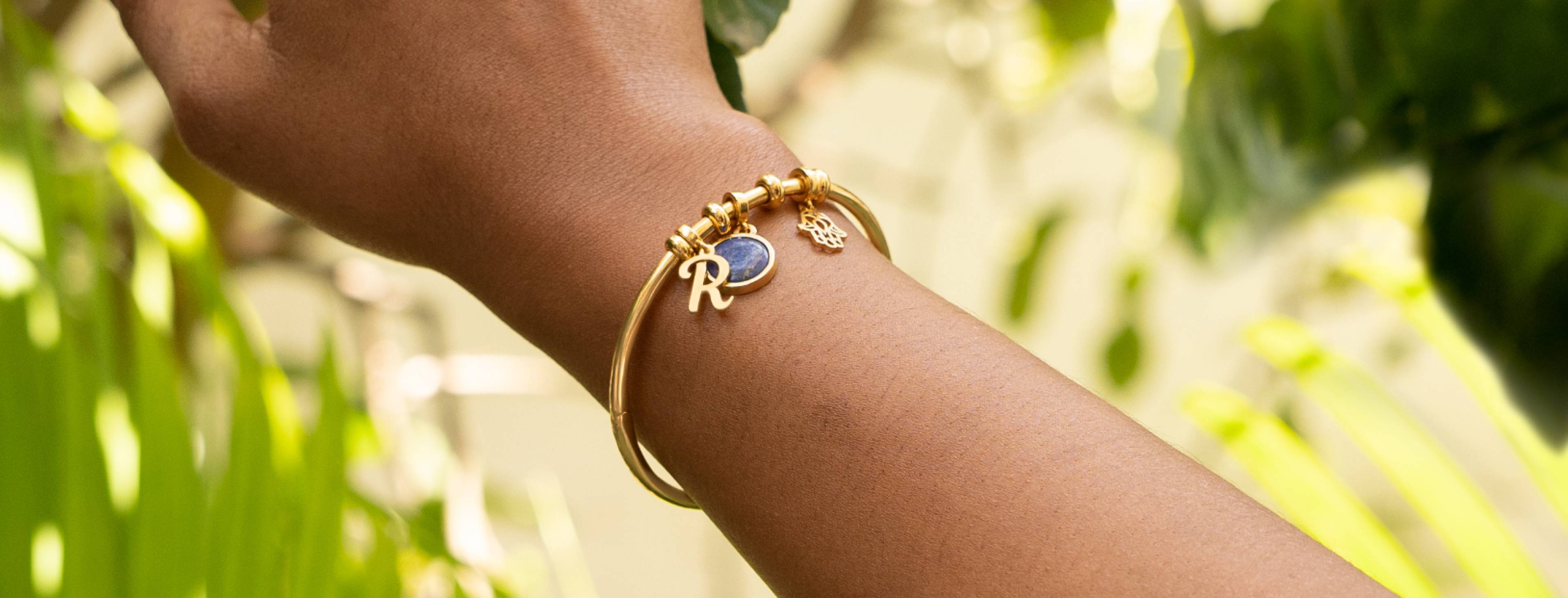 Pulsera de oro con inicial y piedra azul