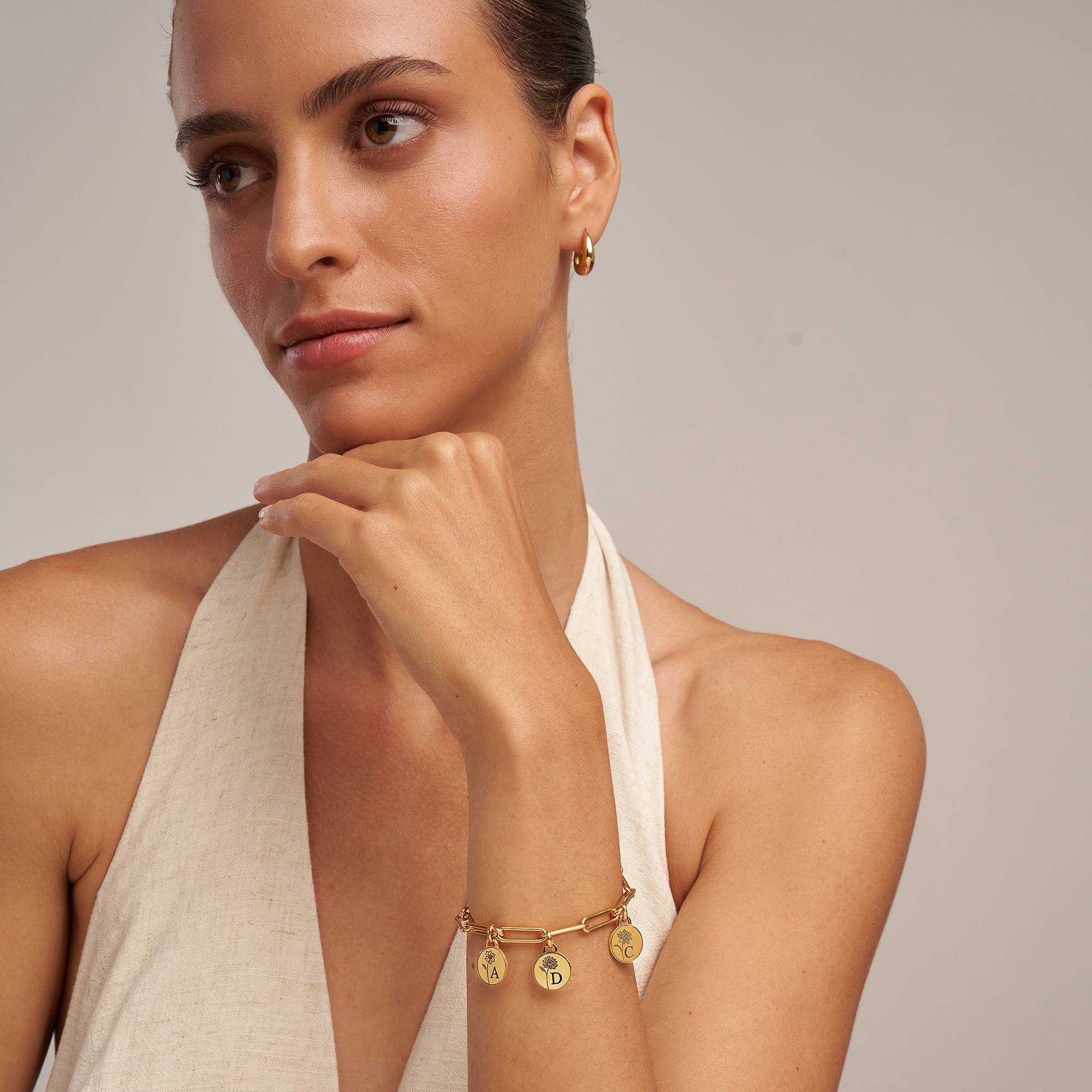 Pulsera con Iniciales y Flores de Nacimiento en Baño de Oro-5 foto de producto