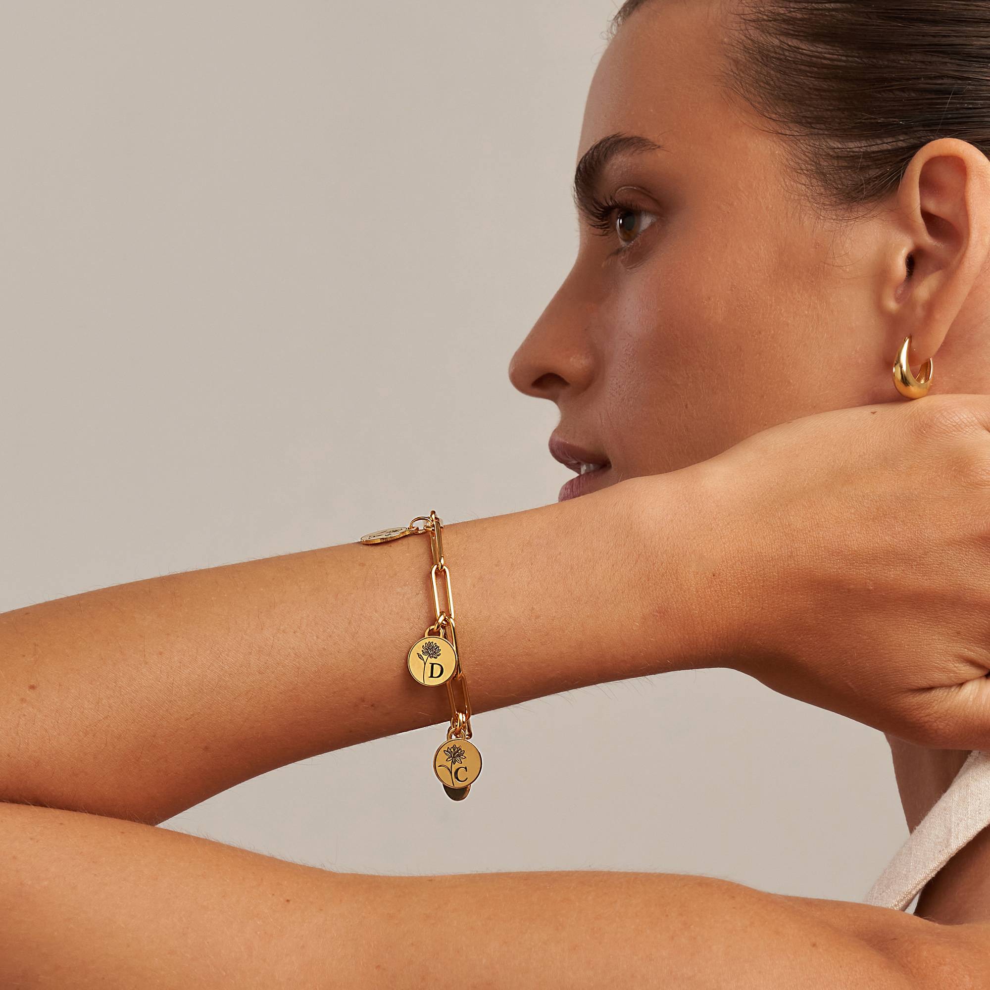 Pulsera con Iniciales y Flores de Nacimiento en Baño de Oro-2 foto de producto