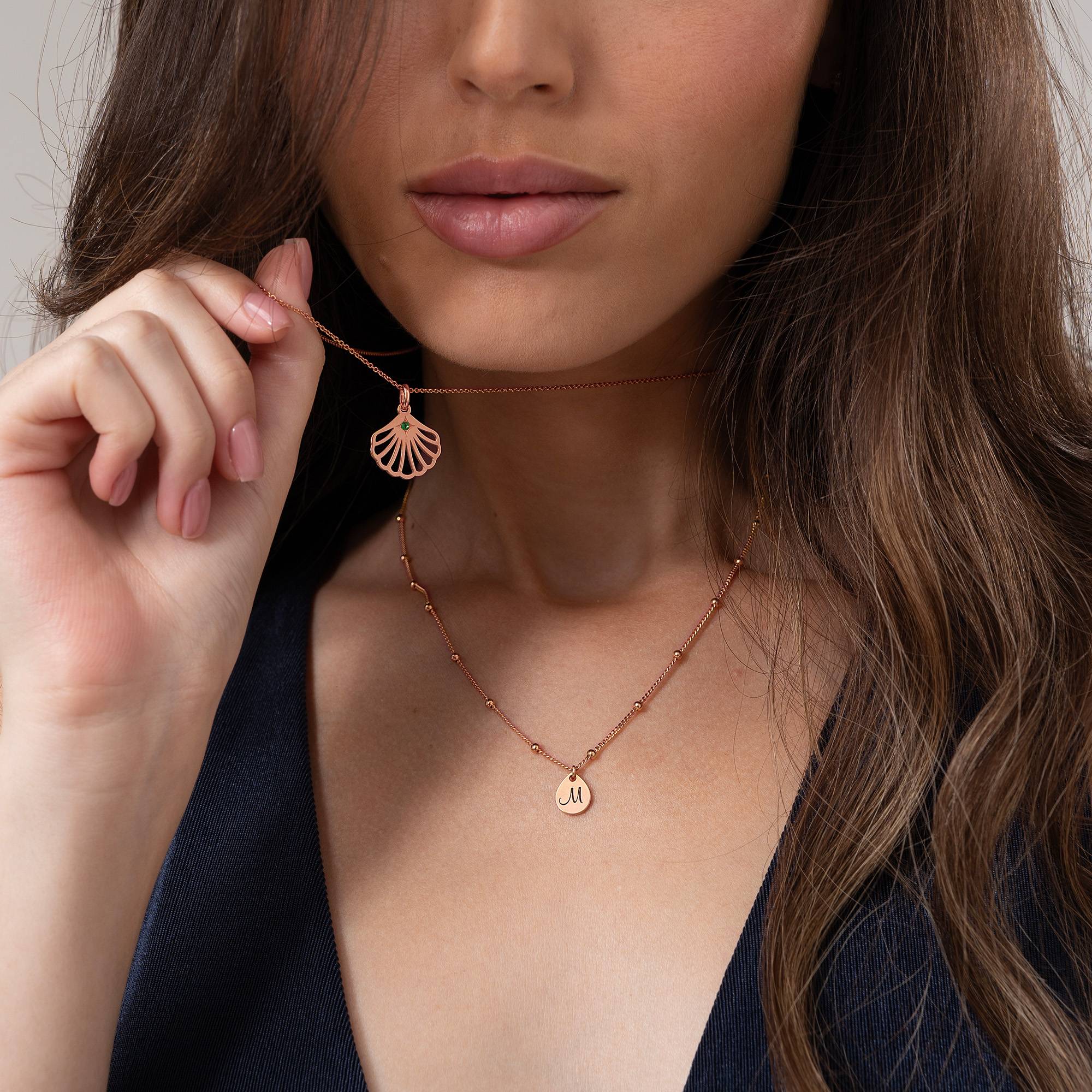 Collar con Inicial con Concha de Ariel y Piedra de Nacimiento en Chapa de Oro Rosa-5 Collar con Inicial con Concha de Ariel y Piedra de Nacimiento en Chapa de Oro Rosa-5 foto de producto
