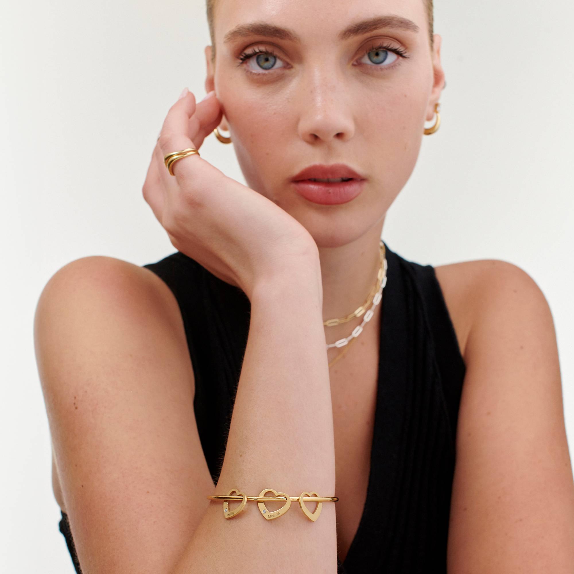 Pulsera Rígida Chelsea con Colgantes Corazón con Diamantes en Baño de Oro-5 foto de producto