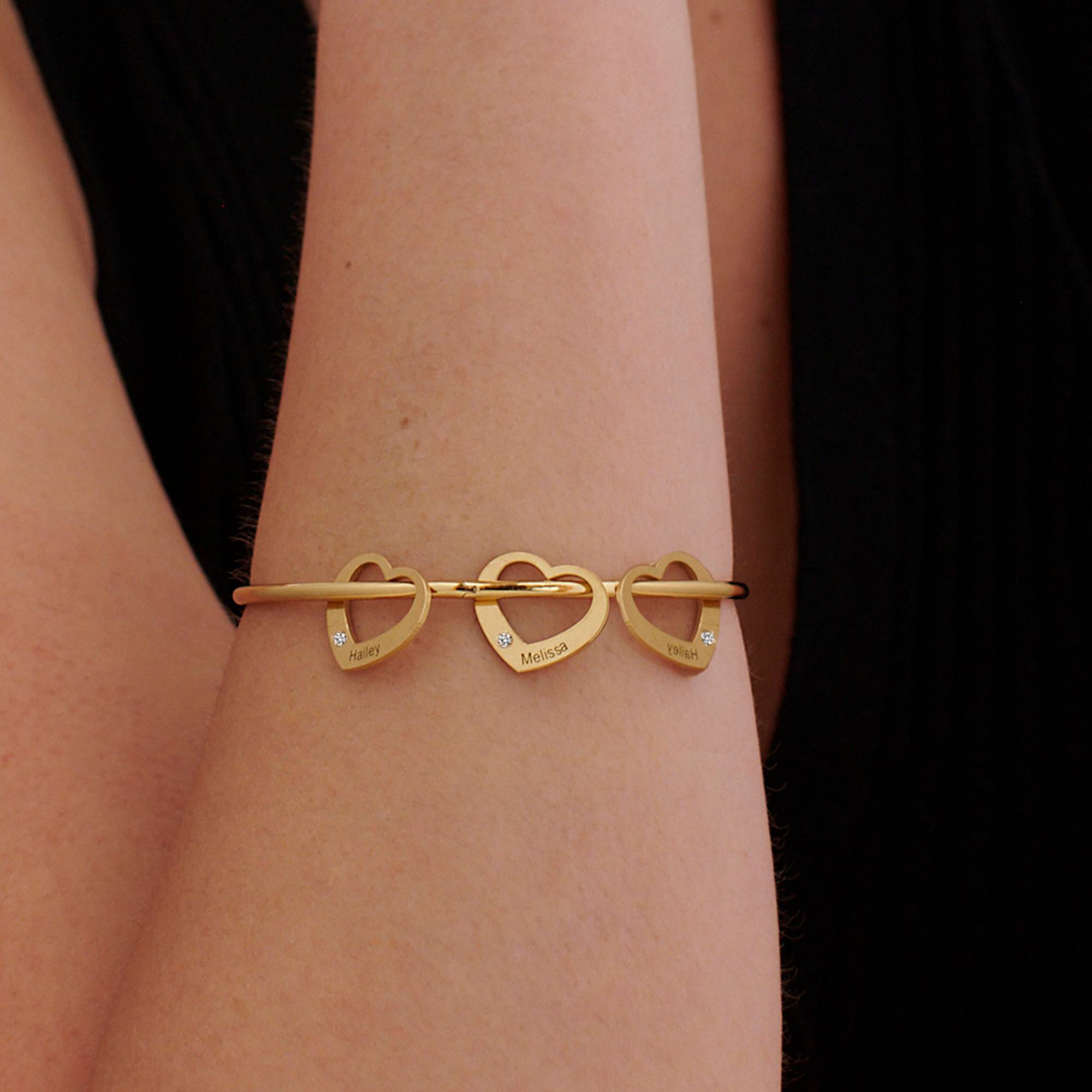 Pulsera Rígida Chelsea con Colgantes Corazón con Diamantes en Baño de Oro-3 foto de producto