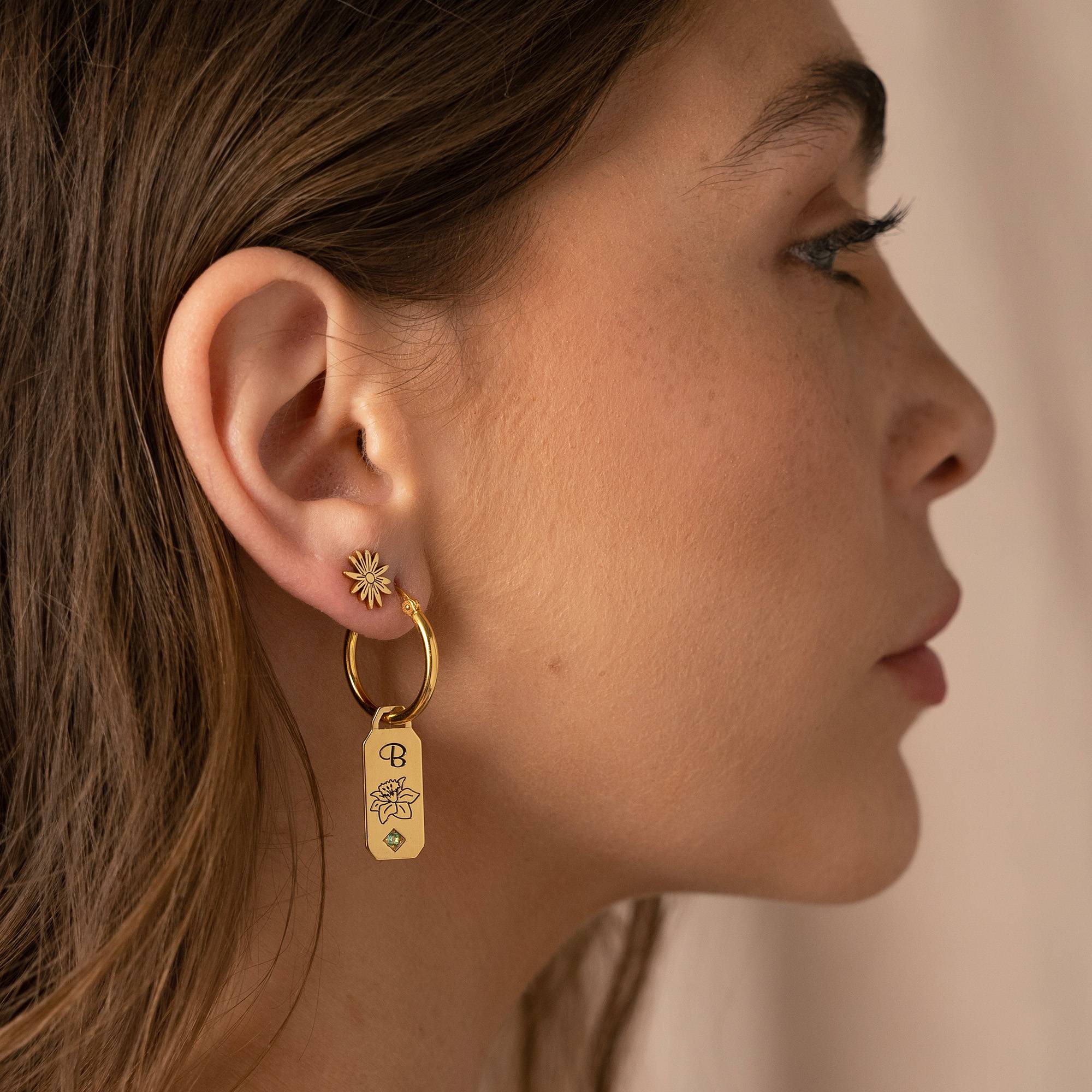 Pendientes Argolla de Flor de Nacimiento y Piedras con Iniciales en Vermeil de Oro-3 Pendientes Argolla de Flor de Nacimiento y Piedras con Iniciales en Vermeil de Oro-3 foto de producto
