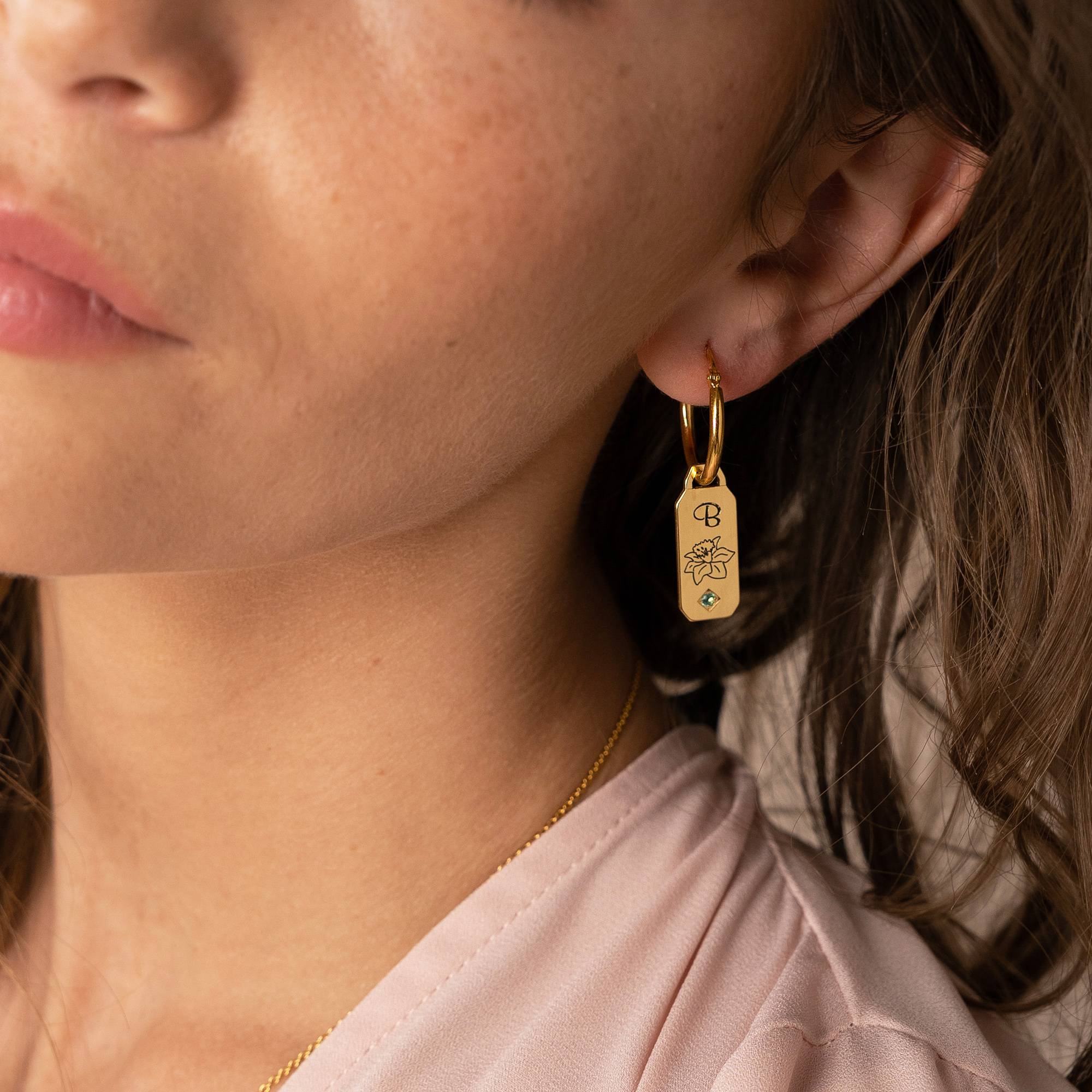 Pendientes Argolla de Flor de Nacimiento y Piedras con Iniciales en Vermeil de Oro-2 Pendientes Argolla de Flor de Nacimiento y Piedras con Iniciales en Vermeil de Oro-2 foto de producto