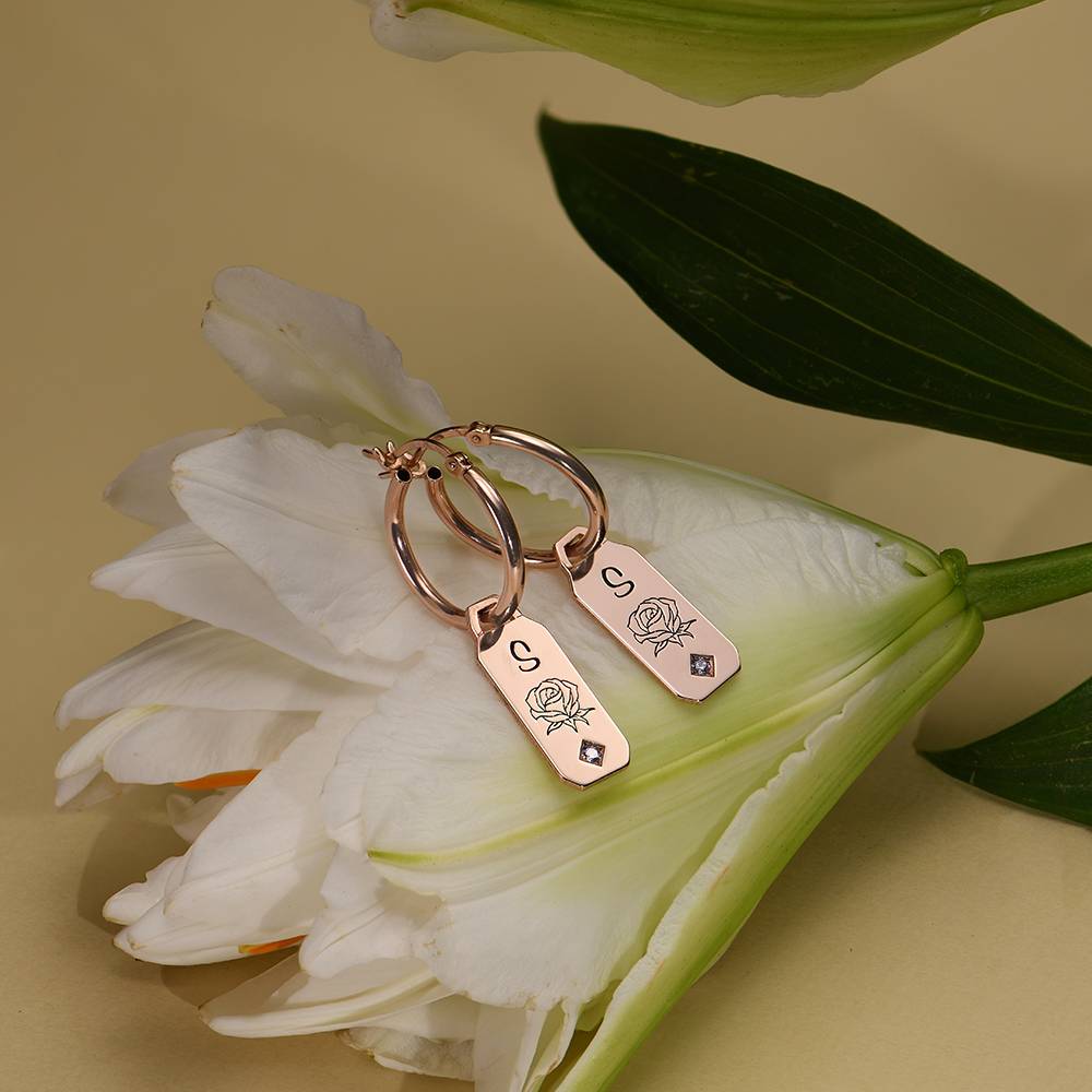 Pendientes Argolla de Flor de Nacimiento y Piedras con Iniciales en Chapa de Oro Rosa-3 foto de producto