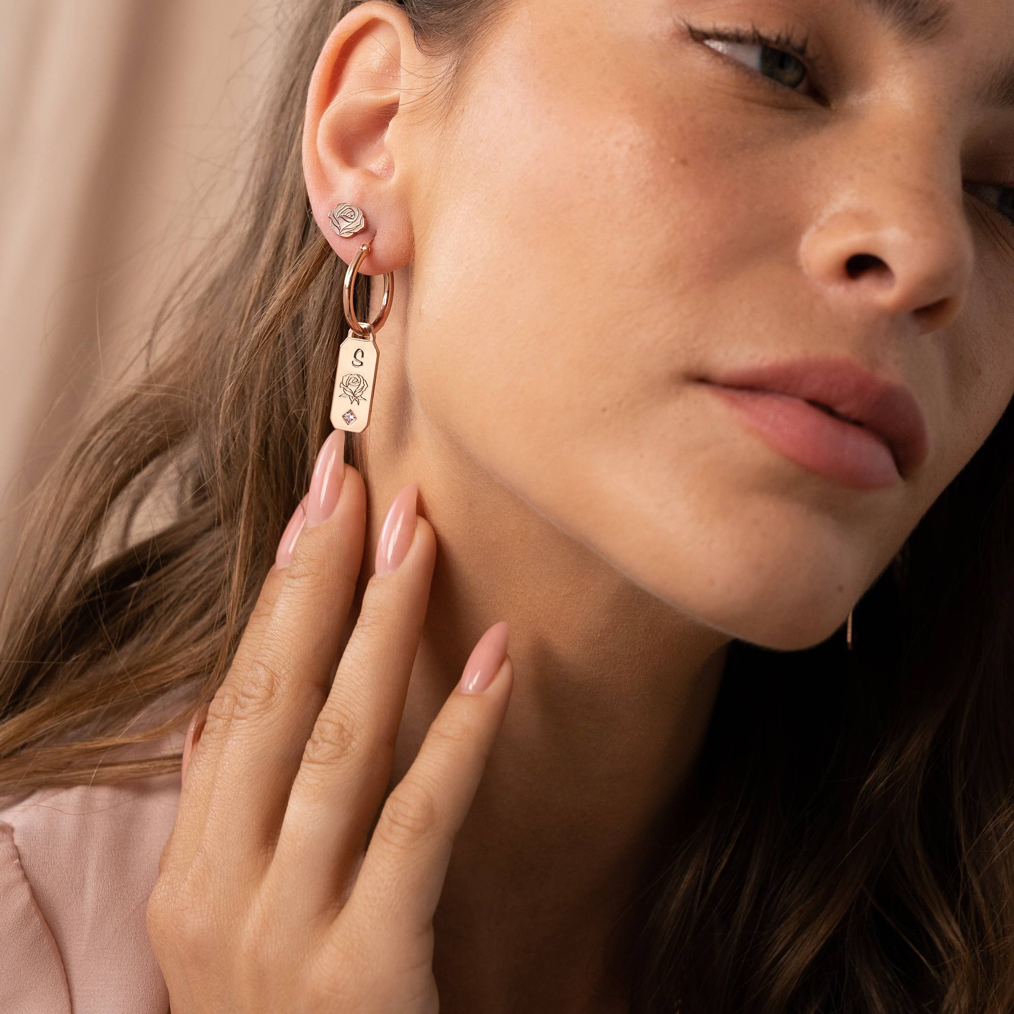 Pendientes Argolla de Flor de Nacimiento y Piedras con Iniciales en Chapa de Oro Rosa-2 foto de producto