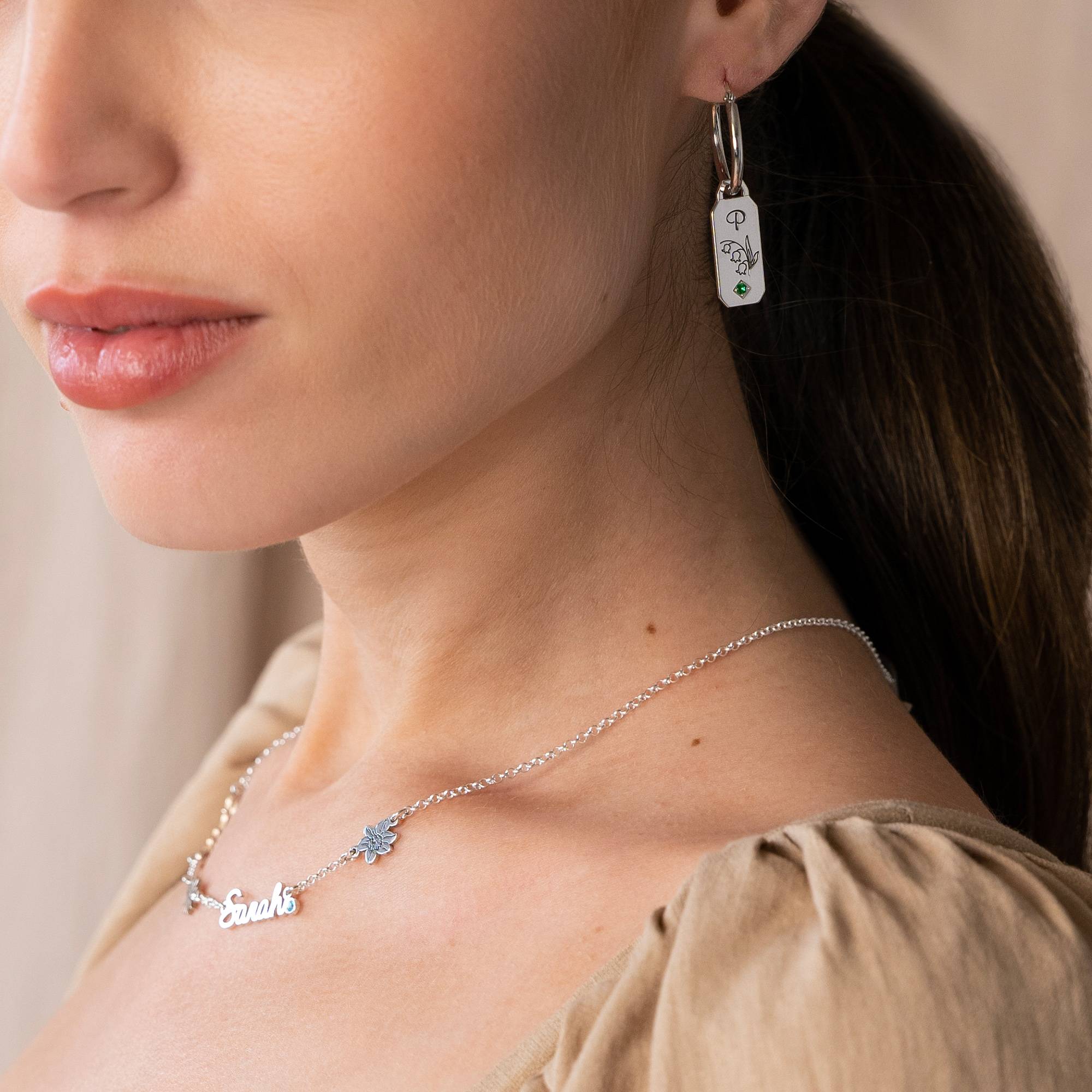 Pendientes Argolla de Flor de Nacimiento y Piedras con Iniciales en Plata-3 foto de producto