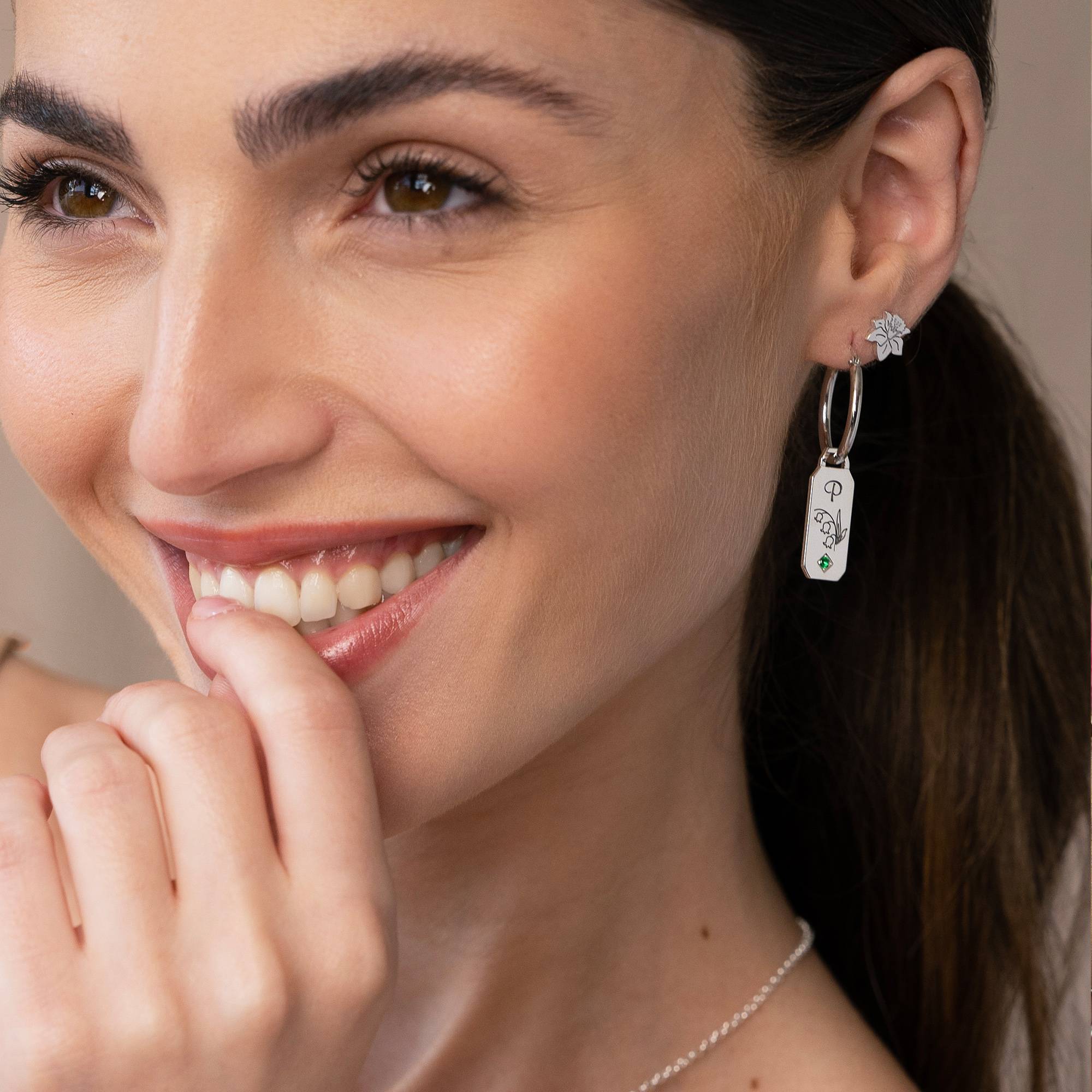 Pendientes Argolla de Flor de Nacimiento y Piedras con Iniciales en Plata-4 foto de producto