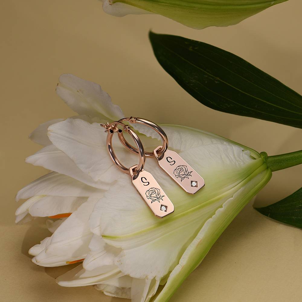 Pendientes Argolla de Flor de Nacimiento y Diamantes con Iniciales en Chapa de Oro Rosa-1 Pendientes Argolla de Flor de Nacimiento y Diamantes con Iniciales en Chapa de Oro Rosa-1 foto de producto