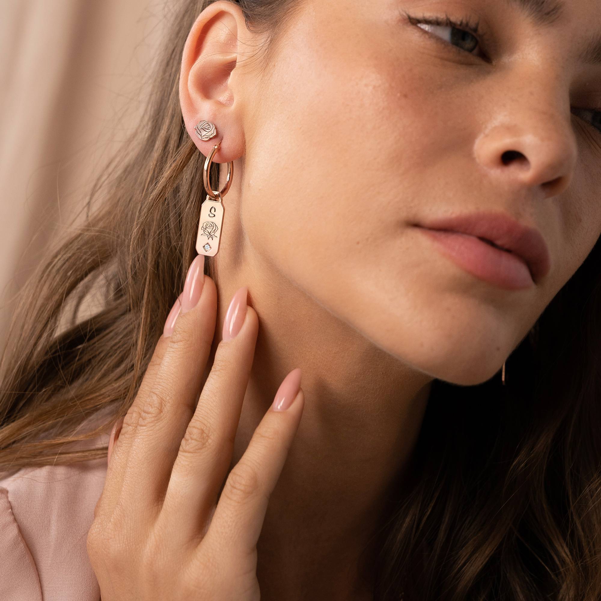 Pendientes Argolla de Flor de Nacimiento y Diamantes con Iniciales en Chapa de Oro Rosa-2 Pendientes Argolla de Flor de Nacimiento y Diamantes con Iniciales en Chapa de Oro Rosa-2 foto de producto