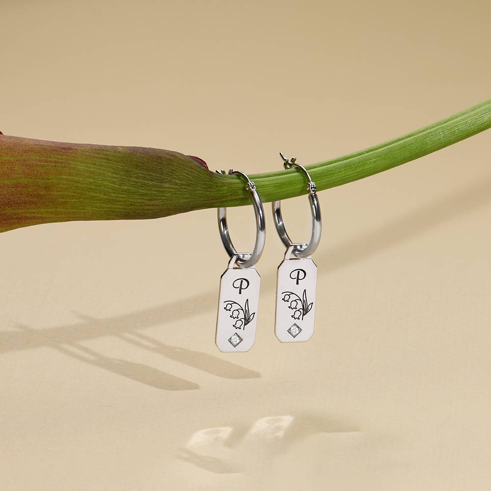Pendientes Argolla de Flor de Nacimiento y Diamantes con Iniciales en Plata Esterlina-4 foto de producto