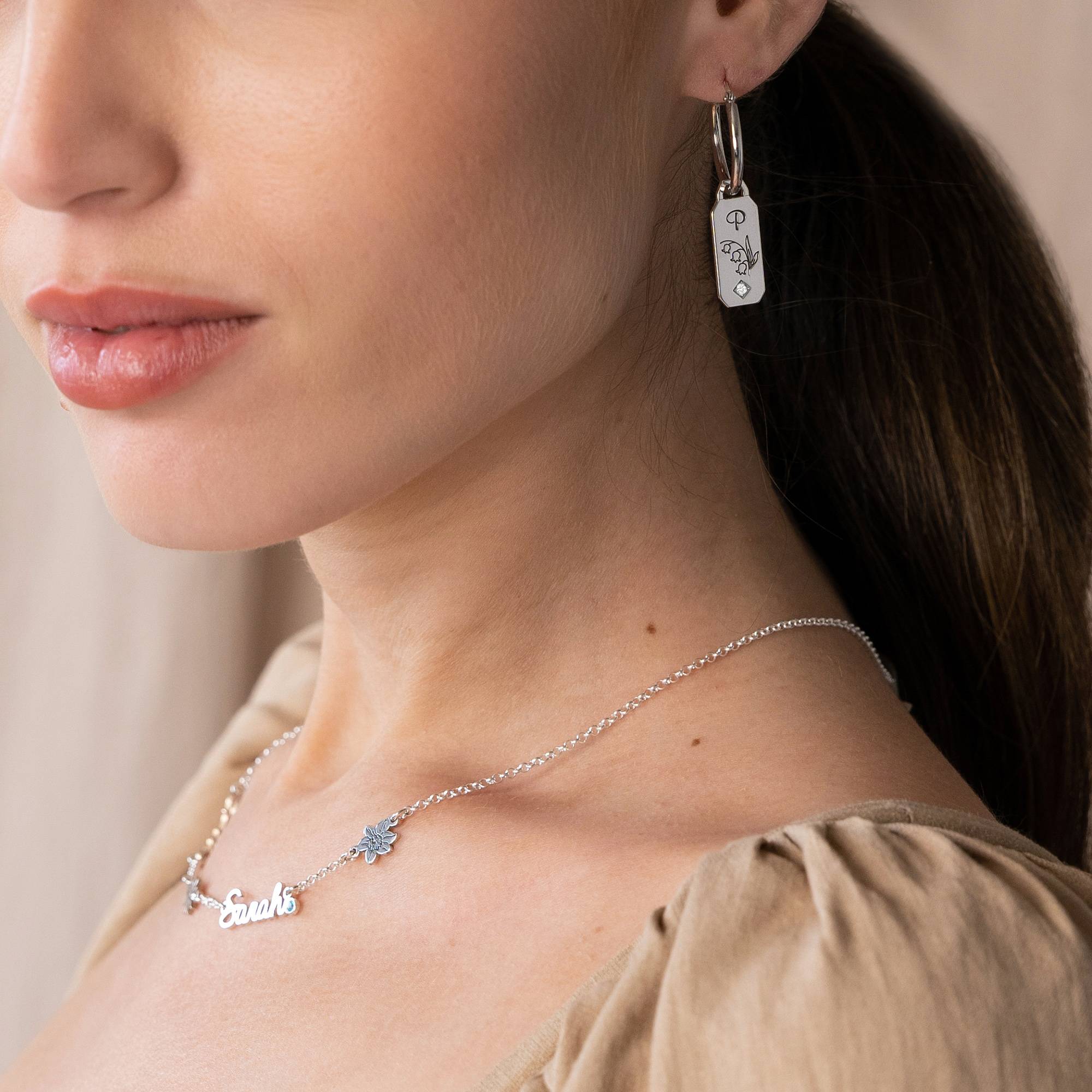 Pendientes Argolla de Flor de Nacimiento y Diamantes con Iniciales en Plata Esterlina-2 foto de producto