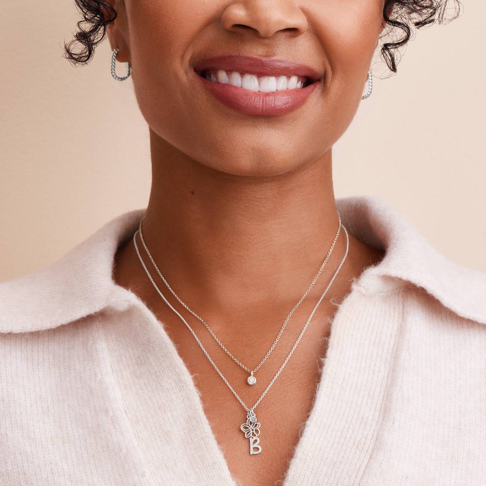 Collar con Inicial de Flor de Nacimiento y Diamante en Plata Esterlina-1 foto de producto