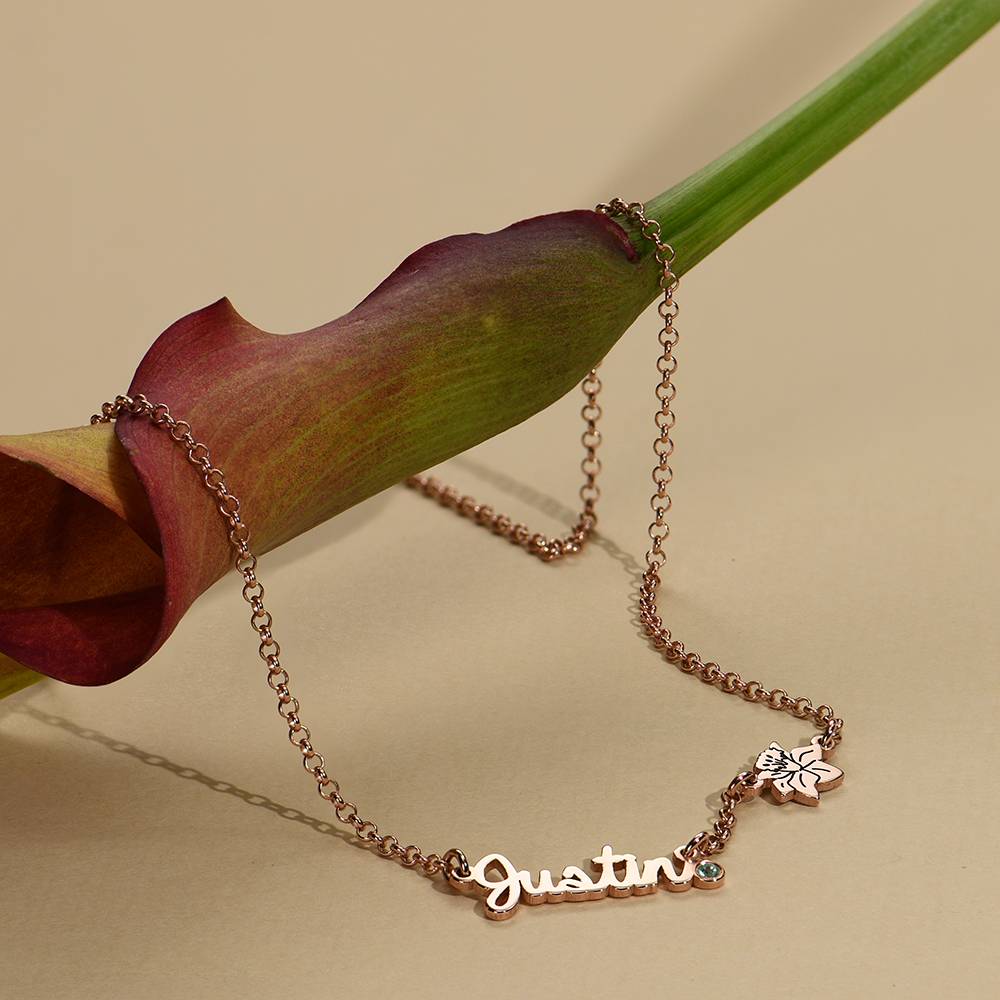 Collar con Nombres Múltiples de Flor de Nacimiento y Piedras en Vermeil de Oro Rosa-4 Collar con Nombres Múltiples de Flor de Nacimiento y Piedras en Vermeil de Oro Rosa-4 foto de producto