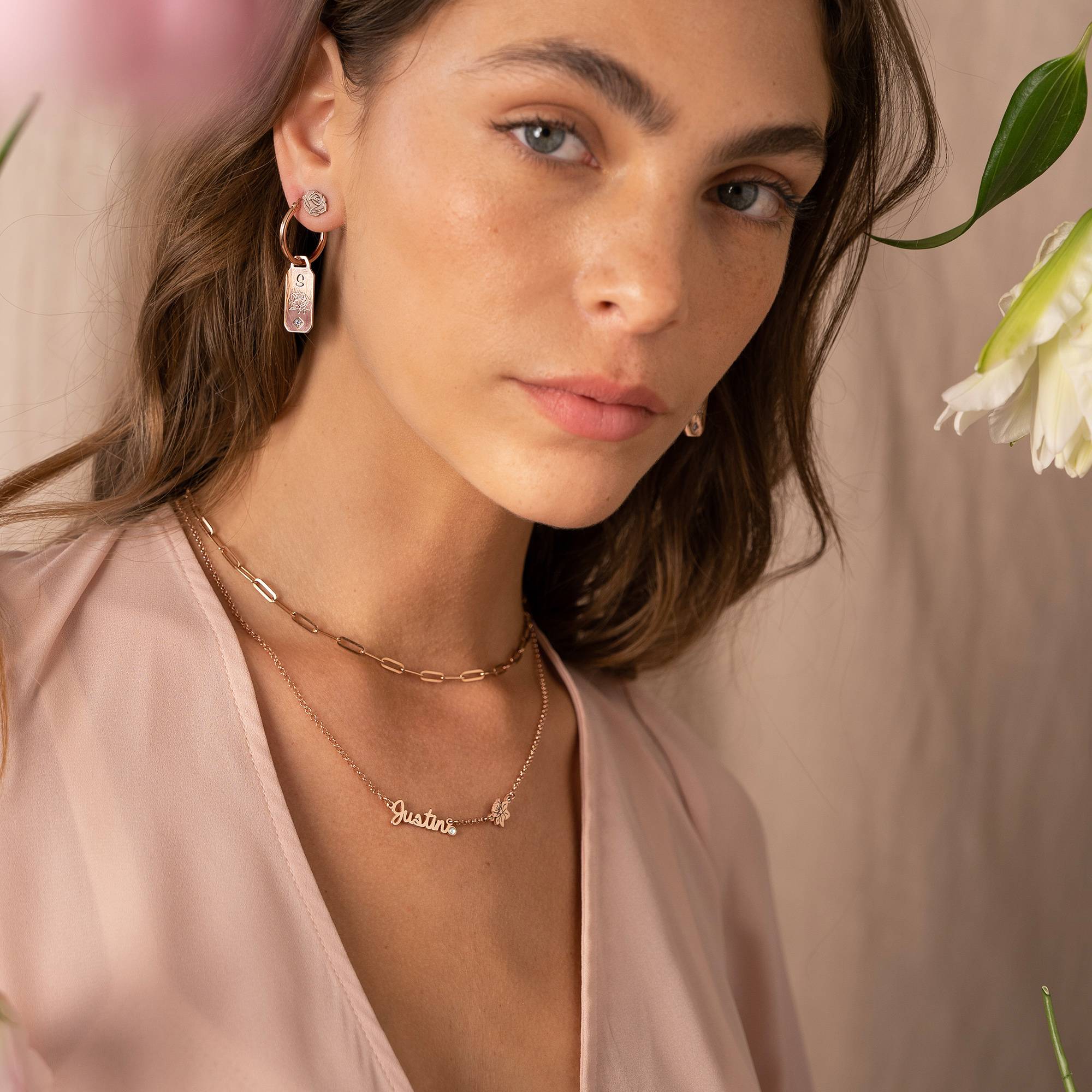 Collar con Nombres Múltiples de Flor de Nacimiento y Diamantes en Chapa de Oro Rosa-2 Collar con Nombres Múltiples de Flor de Nacimiento y Diamantes en Chapa de Oro Rosa-2 foto de producto