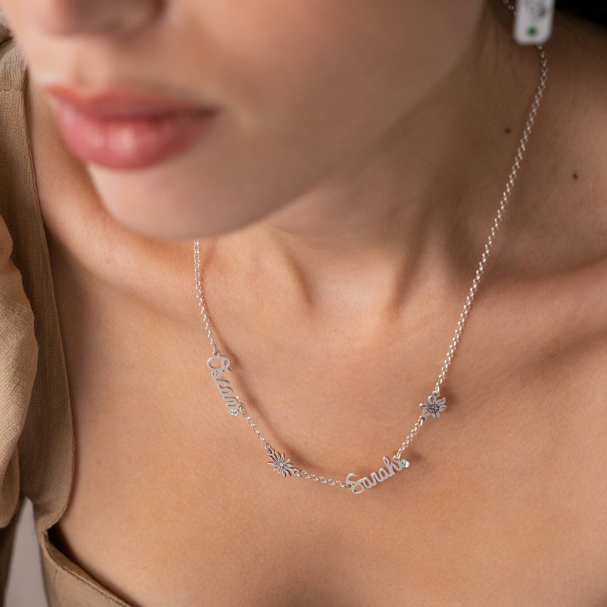 Collar con Nombres Múltiples de Flor de Nacimiento y Diamantes en Plata Esterlina-4 Collar con Nombres Múltiples de Flor de Nacimiento y Diamantes en Plata Esterlina-4 foto de producto