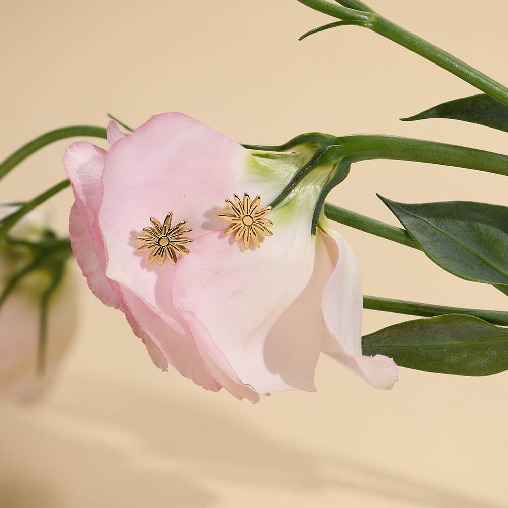 Pendientes de Botón de Flor de Nacimiento en Chapa de Oro-4 foto de producto