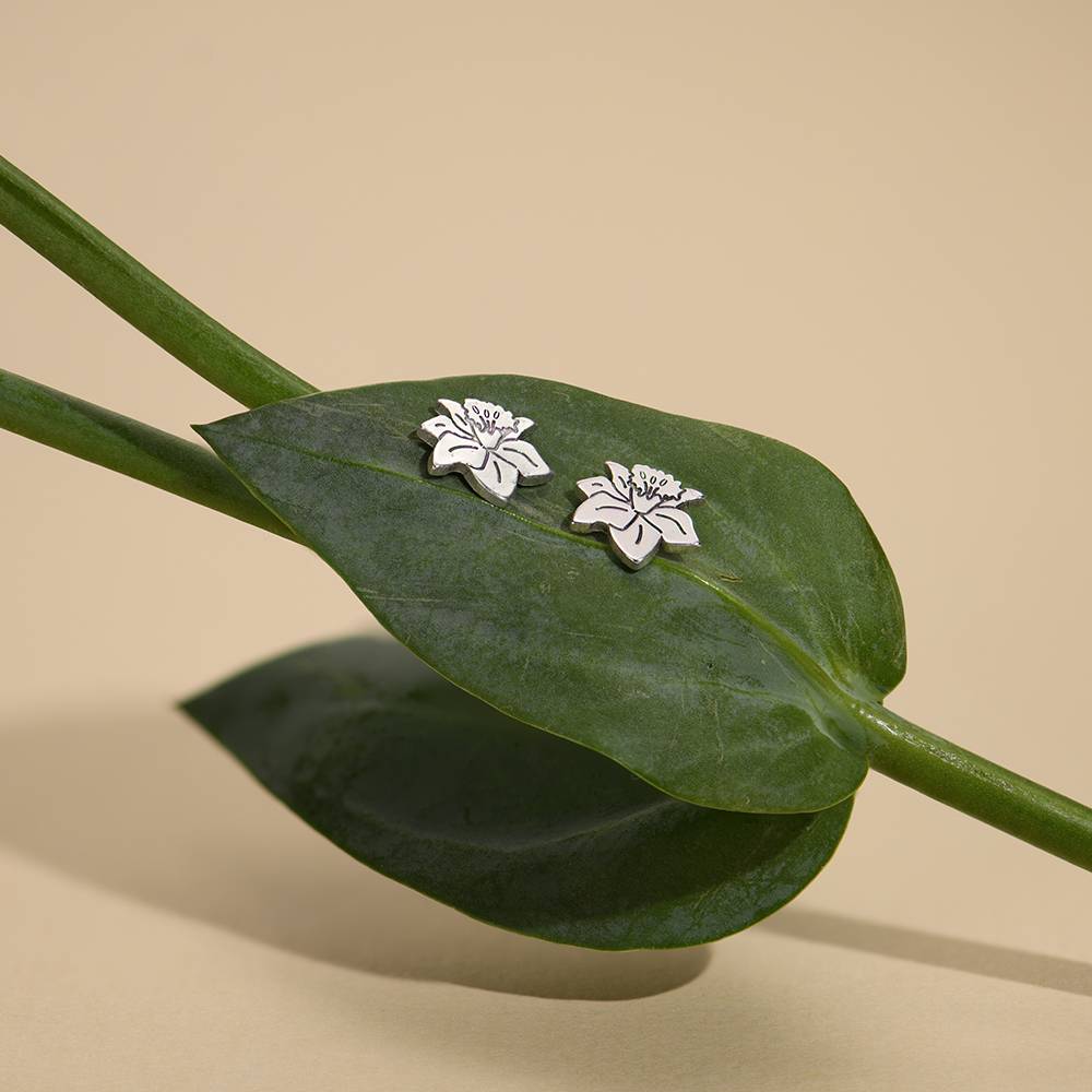 Pendientes de Botón de Flor de Nacimiento en Plata Esterlina-1 Pendientes de Botón de Flor de Nacimiento en Plata Esterlina-1 foto de producto