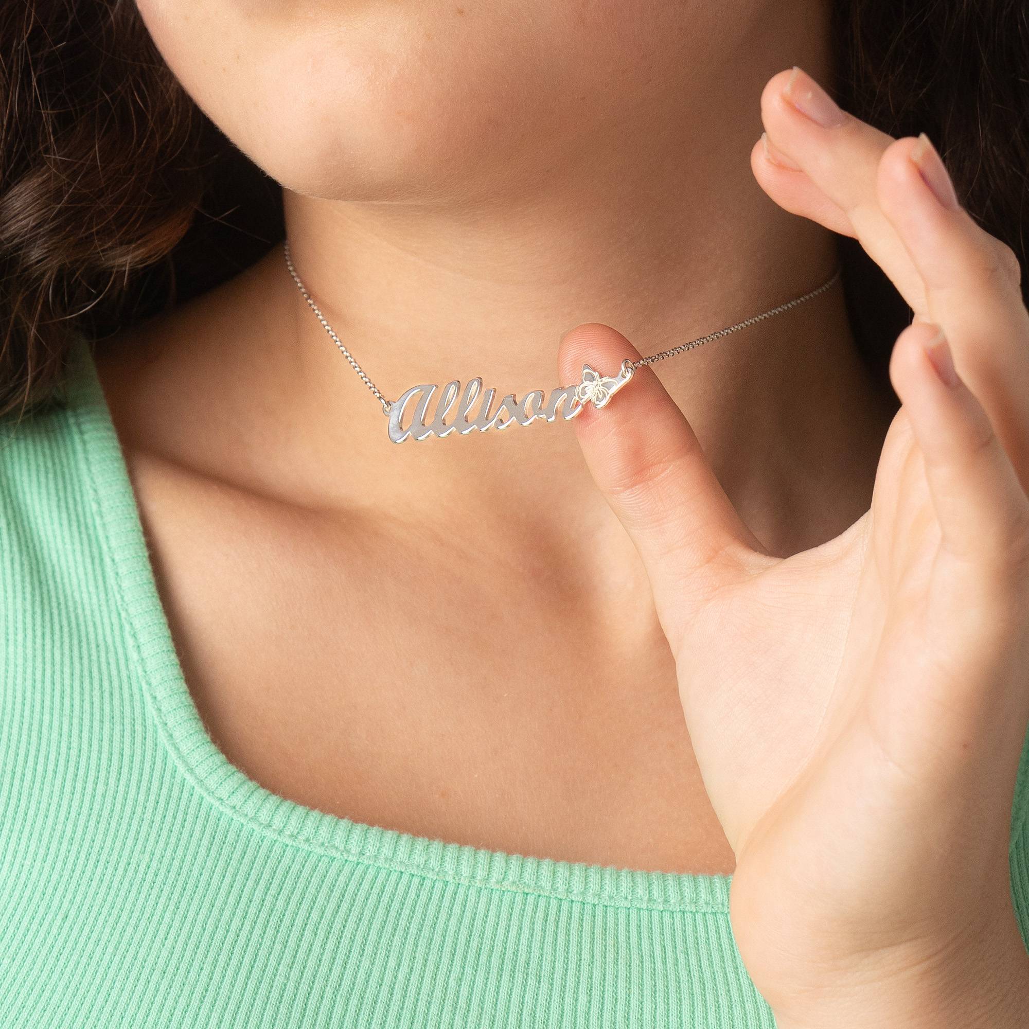 Collar con Nombre y Mariposa para Adolescentes en Plata de Ley-2 foto de producto