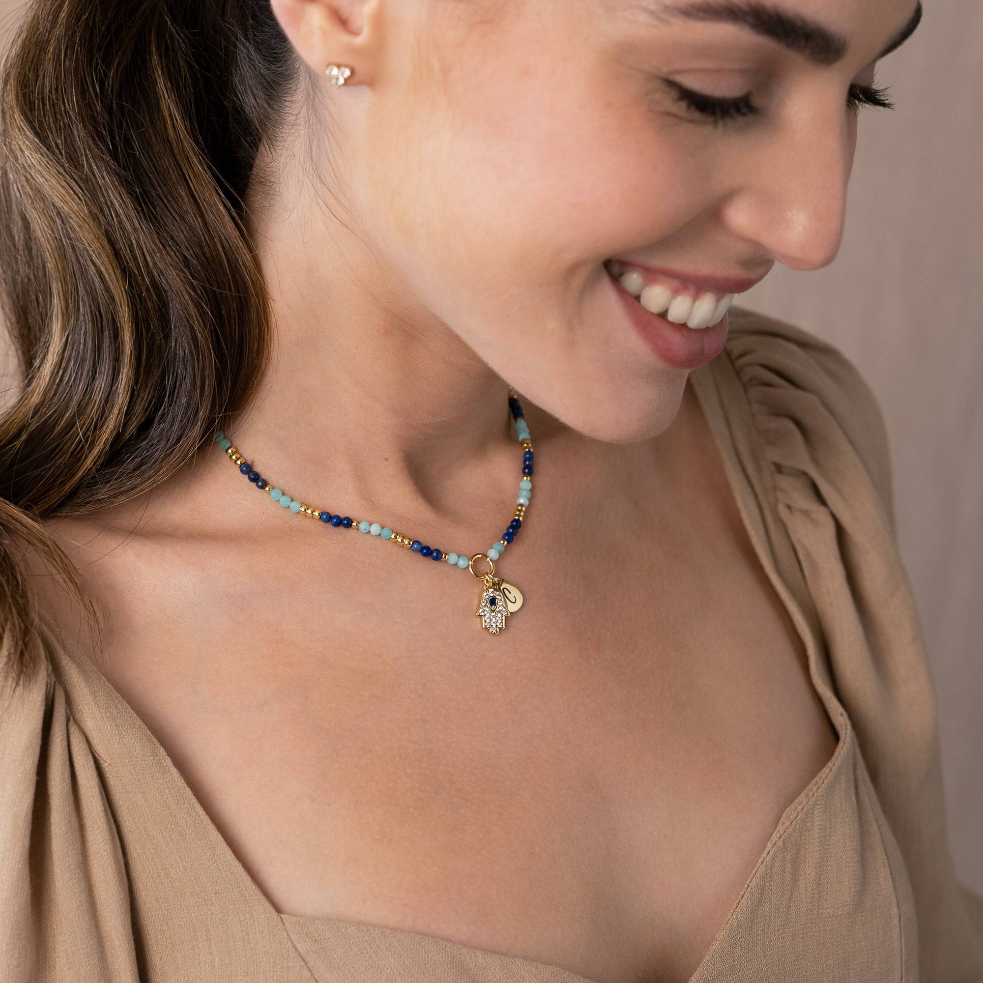 Collar Inicial Coastal Hamsa con Cuentas Semipreciosas en Latón Chapado en Oro de-2 Collar Inicial Coastal Hamsa con Cuentas Semipreciosas en Latón Chapado en Oro de-2 foto de producto