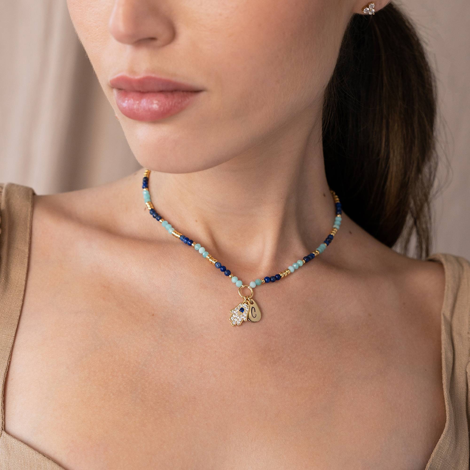 Collar Inicial Coastal Hamsa con Cuentas Semipreciosas en Latón Chapado en Oro de-1 Collar Inicial Coastal Hamsa con Cuentas Semipreciosas en Latón Chapado en Oro de-1 foto de producto