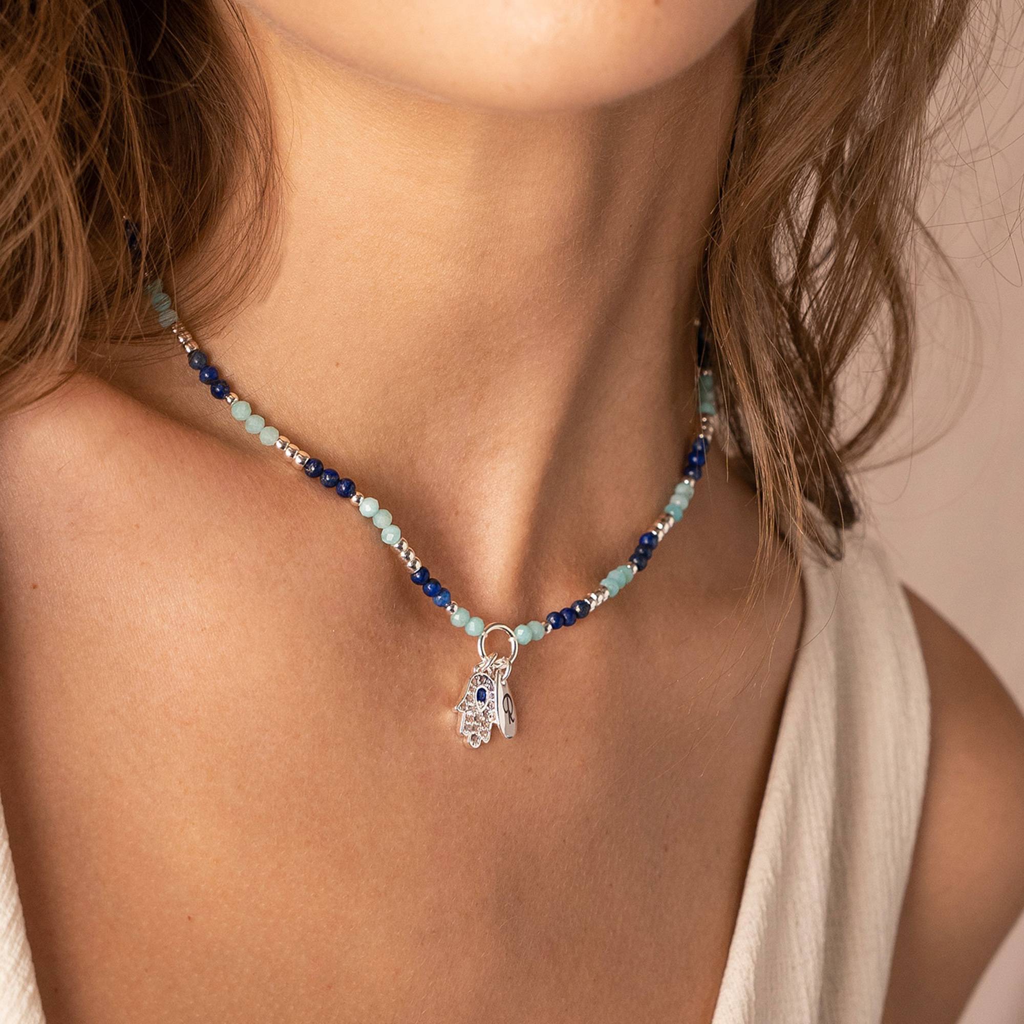 Collar Inicial Coastal Hamsa con Cuentas Semipreciosas en Latón-3 Collar Inicial Coastal Hamsa con Cuentas Semipreciosas en Latón-3 foto de producto