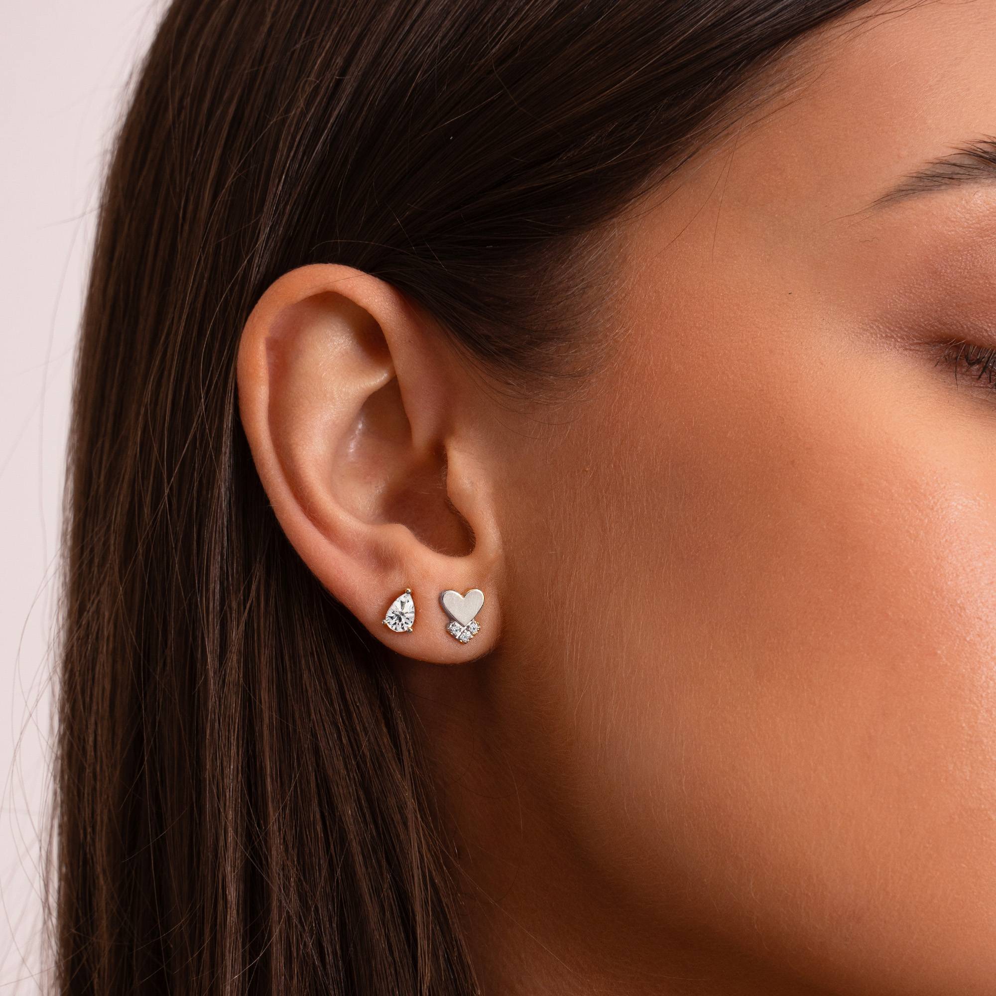Pendientes de Corazón Dakota con Diamantes en Plata Esterlina-3 Pendientes de Corazón Dakota con Diamantes en Plata Esterlina-3 foto de producto