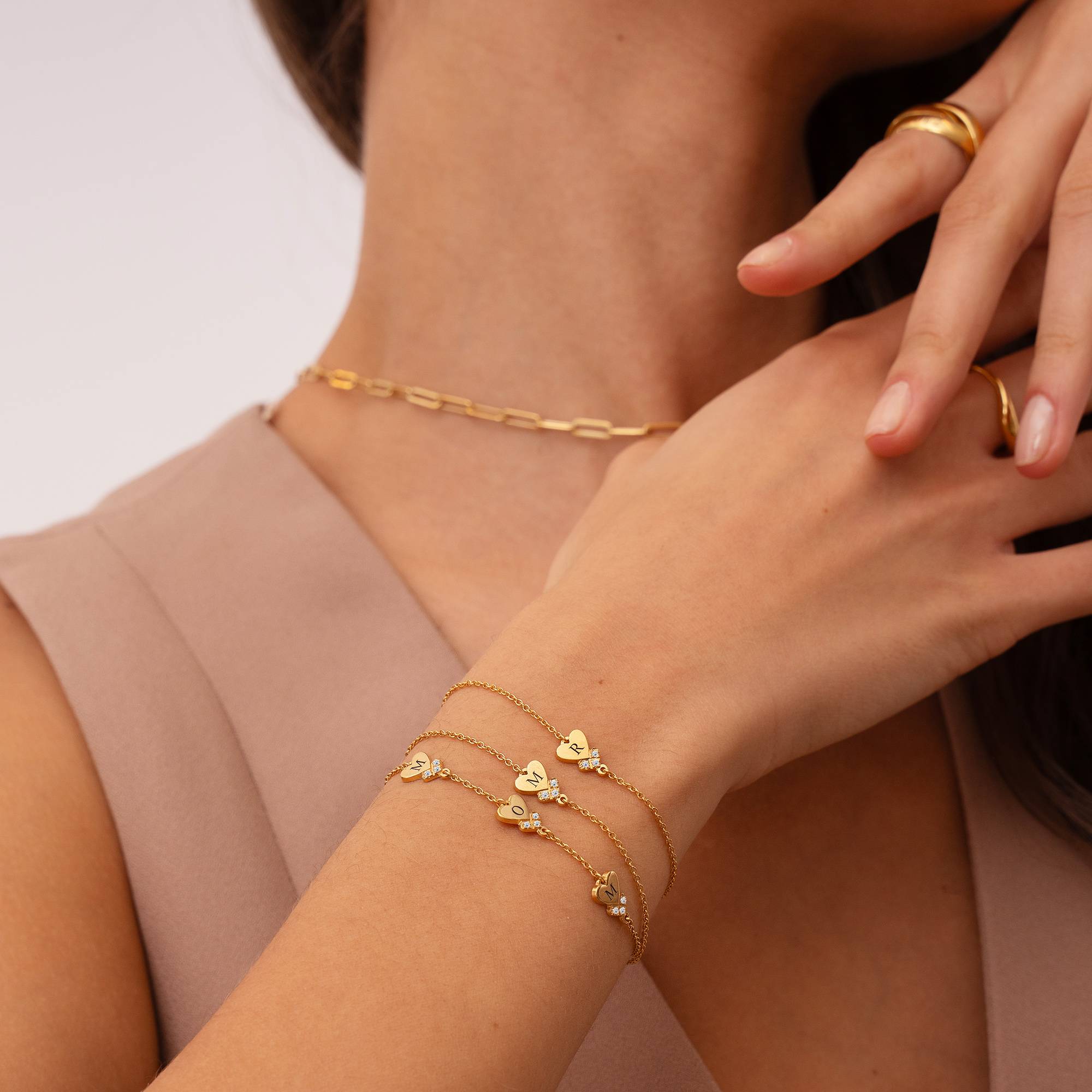 Pulsera Dakota con Inicial de Corazón y Diamantes en Chapa de Oro-4 foto de producto
