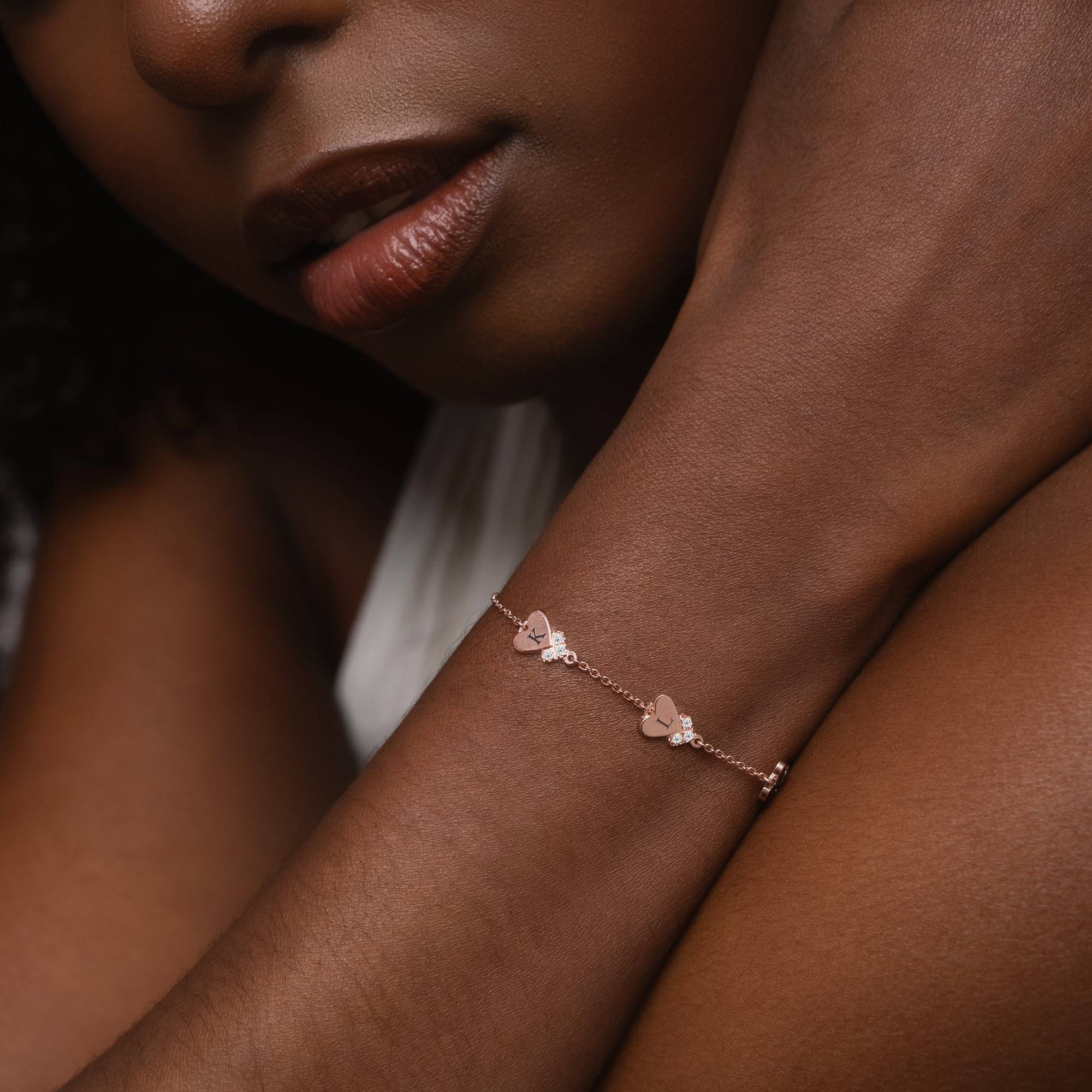 Pulsera Dakota con Inicial de Corazón y Diamantes en Chapa de Oro Rosa-2 foto de producto