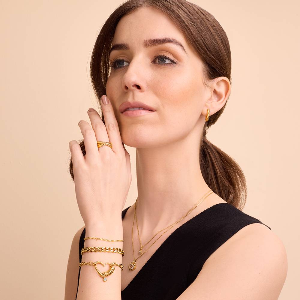 Pulsera Delina con Cuentas Grabadas y Diamante de 0,10 ct en Baño de Oro-5 foto de producto