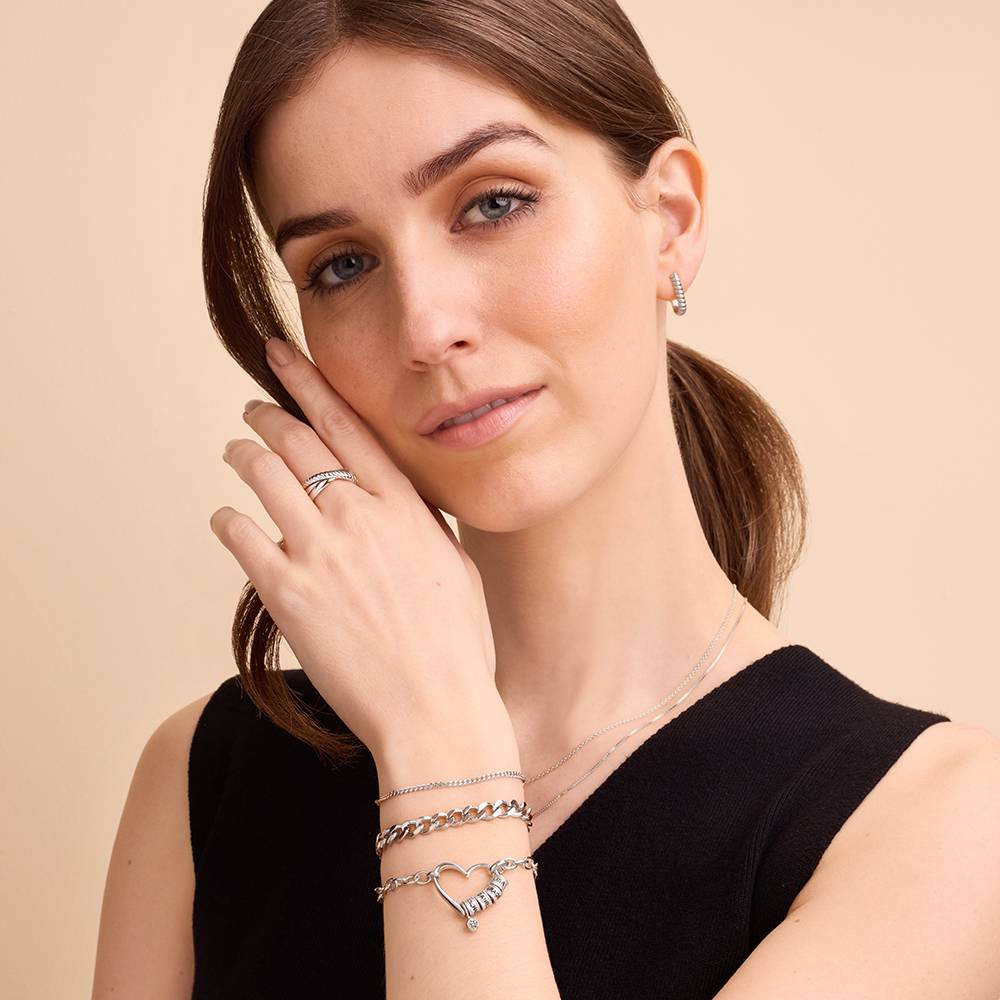 Pulsera Delina con Cuentas Grabadas y Diamante de 0,10 ct en Plata-5 foto de producto