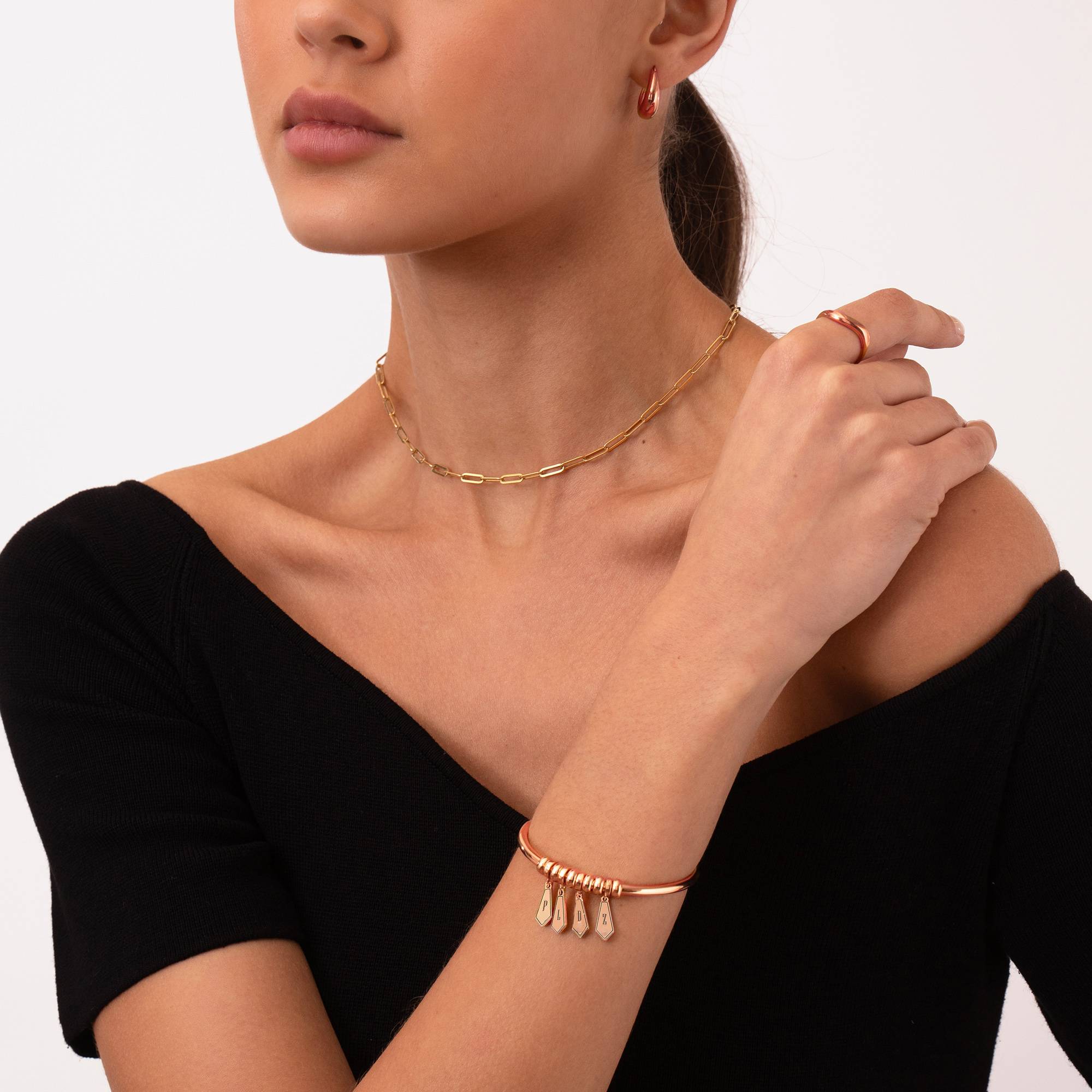 Pulsera Gia con Dijes de Inicial y Piedras en Chapa de Oro Rosa-4 foto de producto