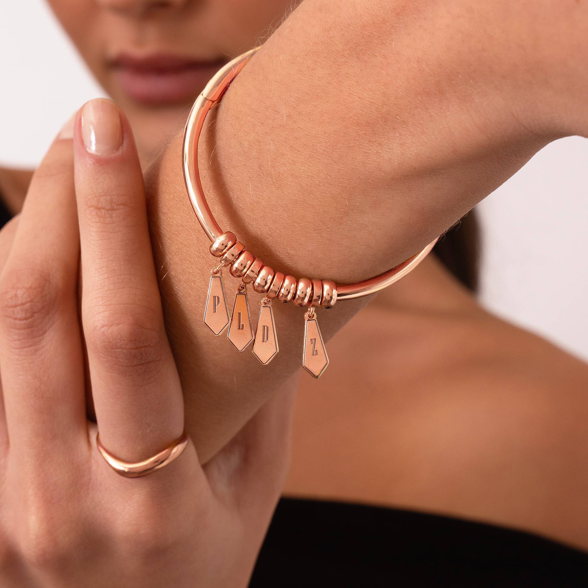 Pulsera Gia con Dijes de Inicial y Piedras en Chapa de Oro Rosa-2 foto de producto