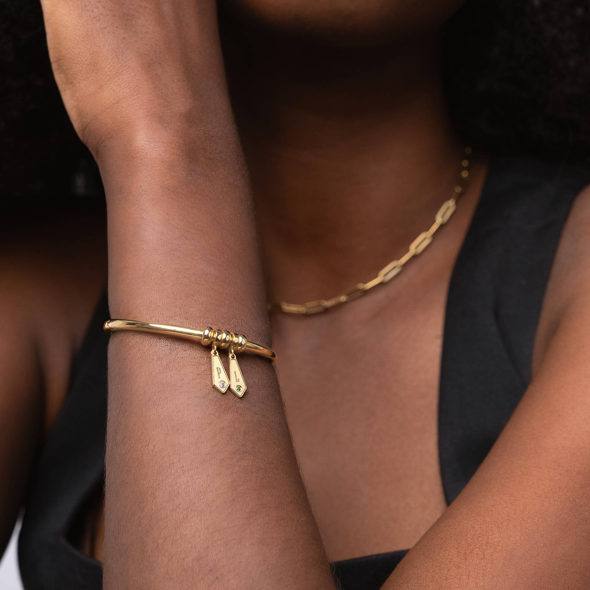 Pulsera Gia con Dijes de Inicial y Piedras de Nacimiento en Chapa de Oro-3 foto de producto
