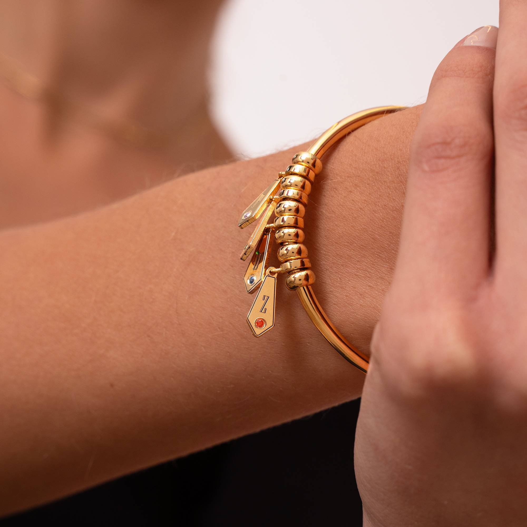 Pulsera Gia con Dijes de Inicial y Piedras de Nacimiento en Vermeil de Oro-4 foto de producto