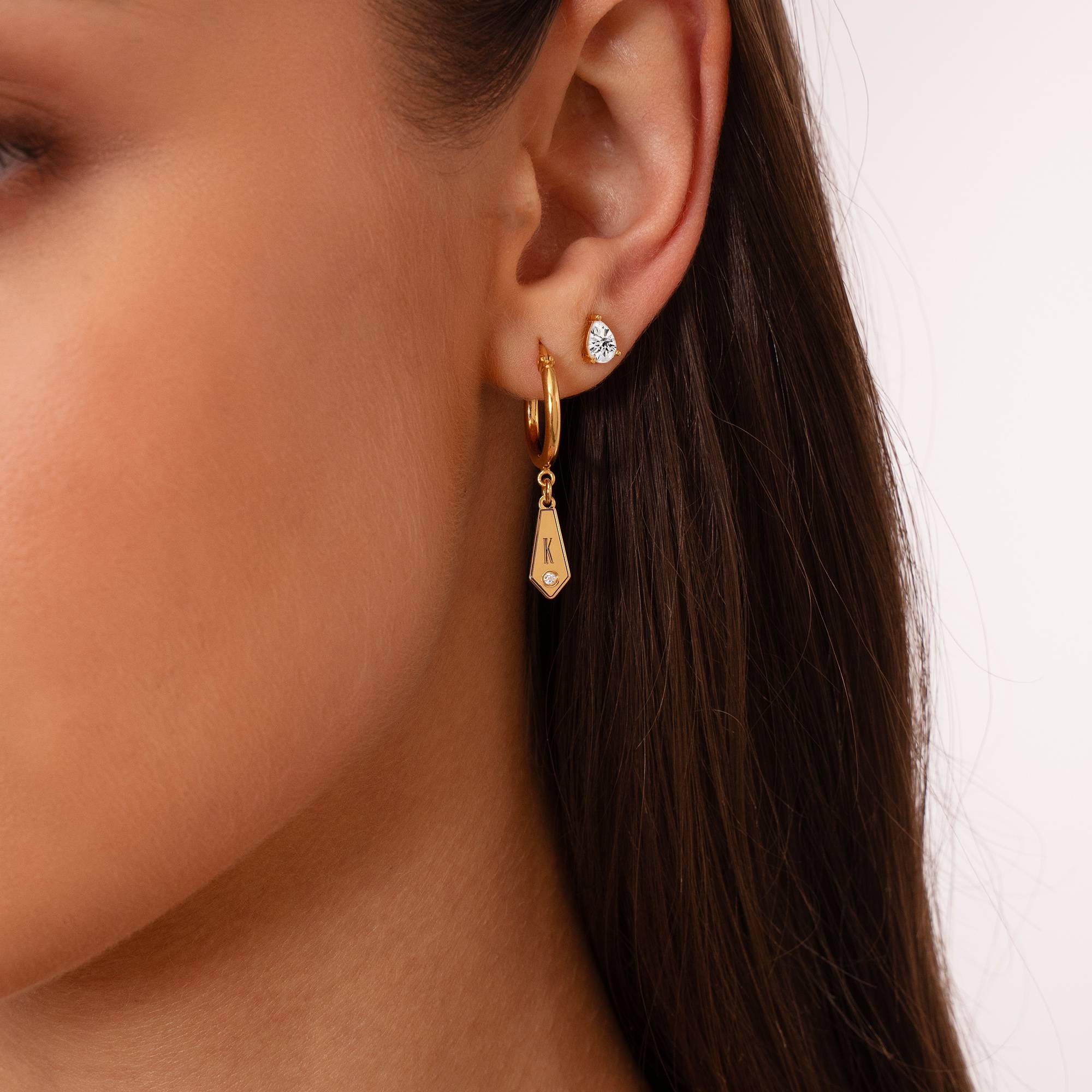 Pendientes Gia con Dijes de Inicial y Piedras de Nacimiento en Baño de Oro-2 foto de producto