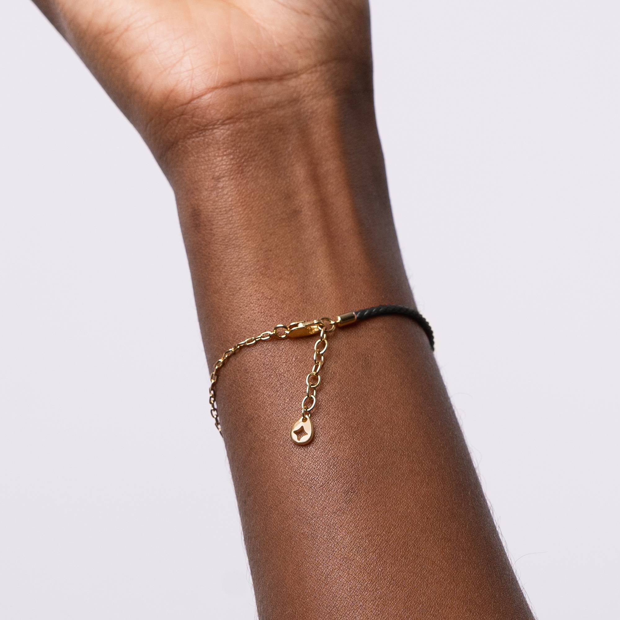 Pulsera Mitad Negra Mitad Cadena con Inicial y Diamante en Chapa de Oro-1 foto de producto