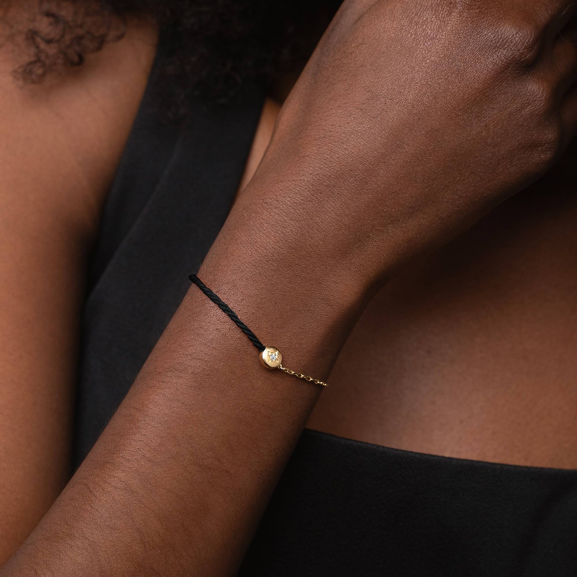 Pulsera Mitad Negra Mitad Cadena con Inicial y Diamante en Chapa de Oro-4 foto de producto