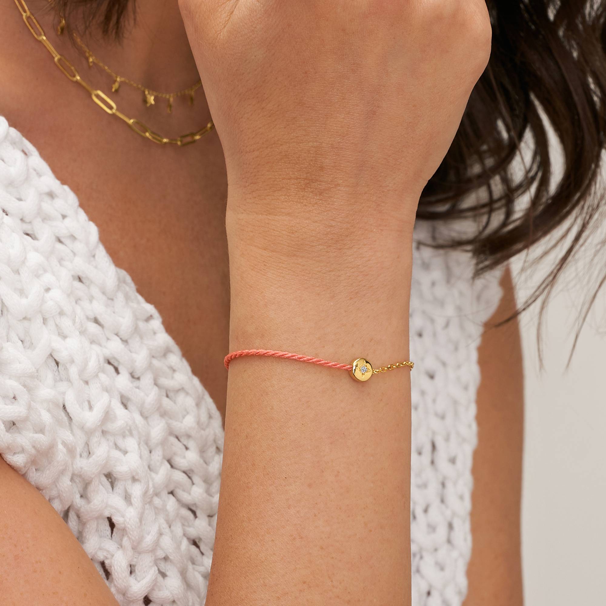 Pulsera Mitad Rosa Mitad Cadena con Inicial y Diamante en Chapa de Oro-4 foto de producto