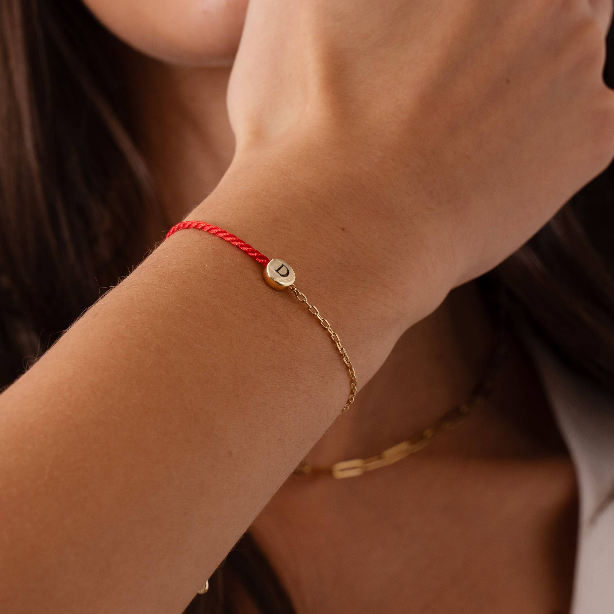 Pulsera Mitad Roja Mitad Cadena con Inicial y Diamante en Chapa de Oro-1 foto de producto