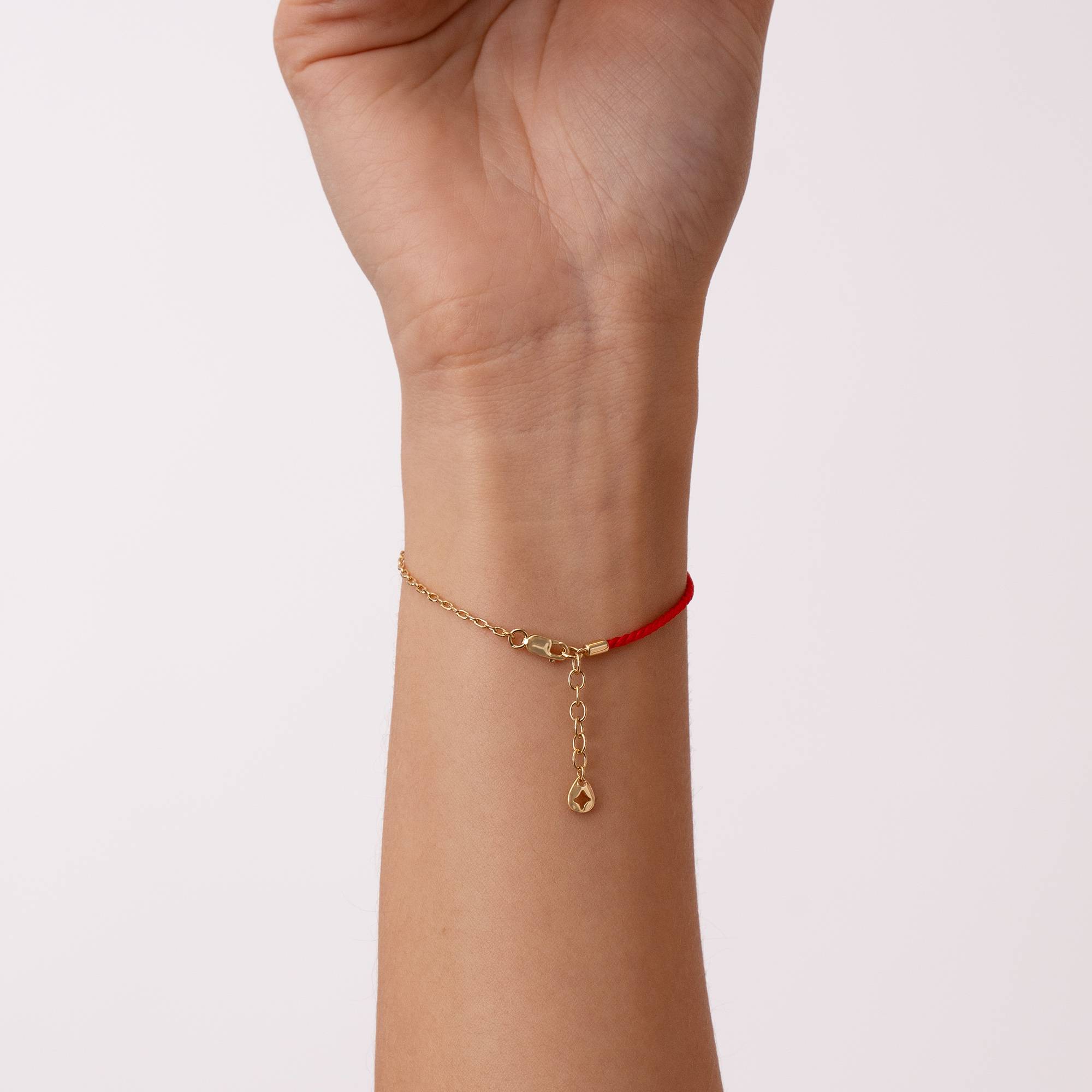 Pulsera Mitad Roja Mitad Cadena con Inicial y Diamante en Chapa de Oro-4 foto de producto
