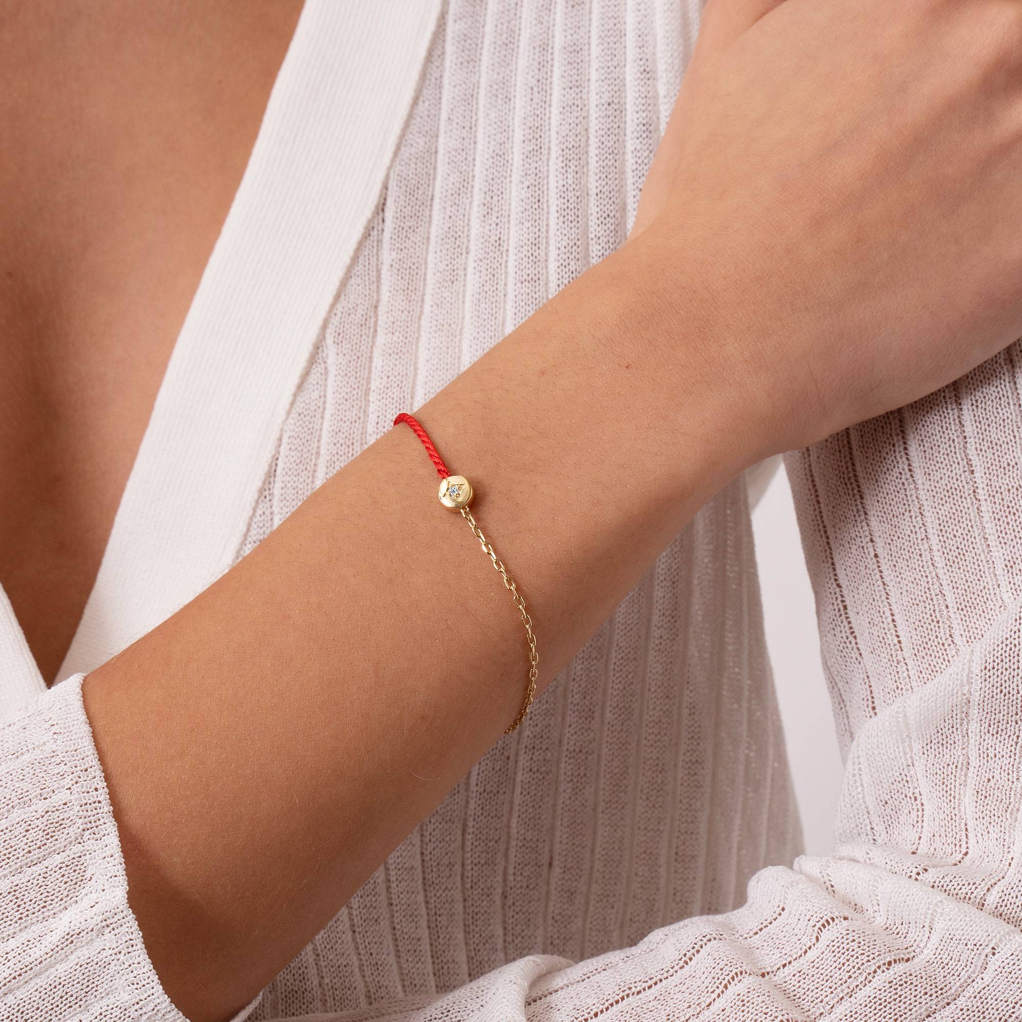 Pulsera Mitad Roja Mitad Cadena con Inicial y Diamante en Chapa de Oro-5 foto de producto