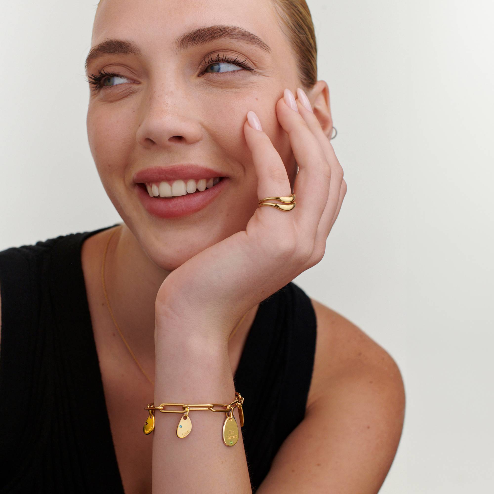 Pulsera de Eslabones Hazel con Dijes Personalizados con Piedras de Nacimiento en Baño de Oro-5 Pulsera de Eslabones Hazel con Dijes Personalizados con Piedras de Nacimiento en Baño de Oro-5 foto de producto