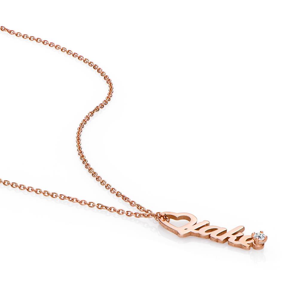 Collar con Nombre Vertical y Colgante de Corazón con 0.05ct Diamante en Chapa de Oro Rosa-3 Collar con Nombre Vertical y Colgante de Corazón con 0.05ct Diamante en Chapa de Oro Rosa-3 foto de producto