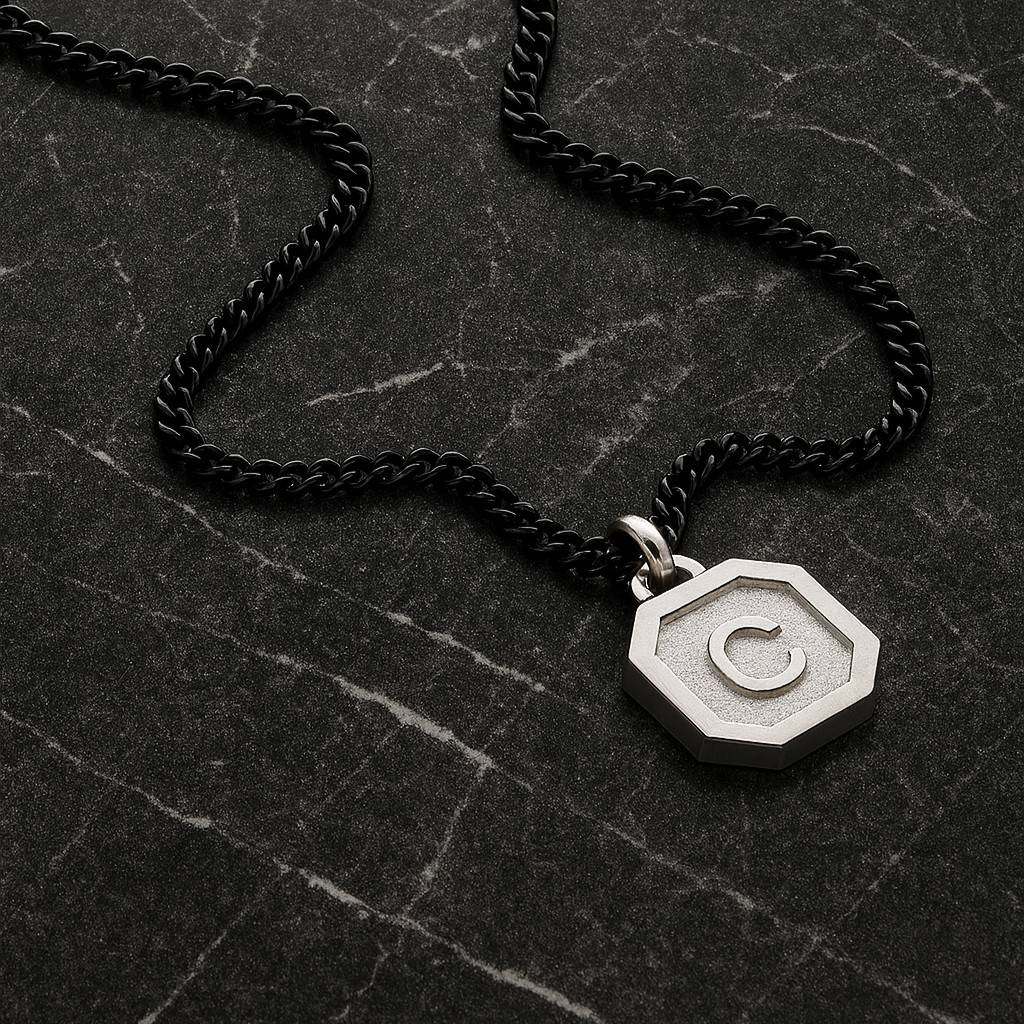 Collar Inicial Heritage para Hombres en Plata-5 foto de producto
