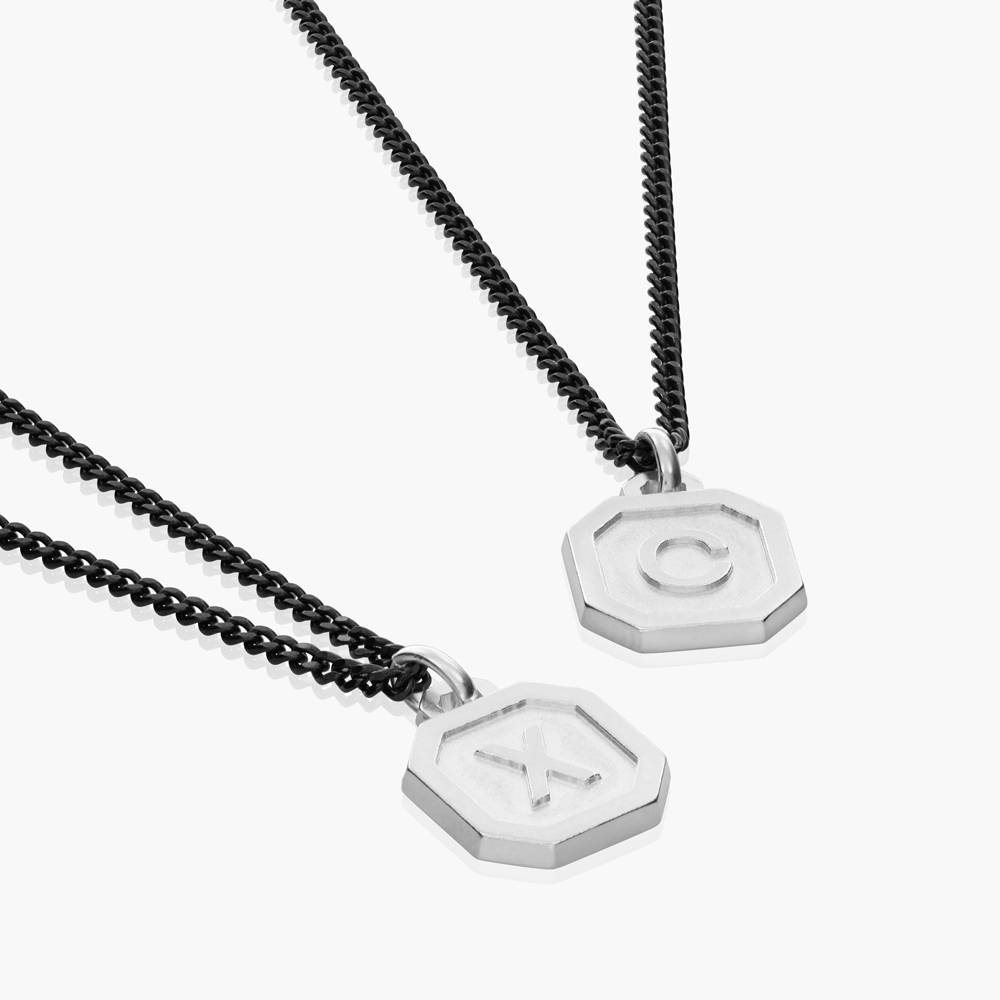 Collar Inicial Heritage para Hombres en Plata-4 foto de producto
