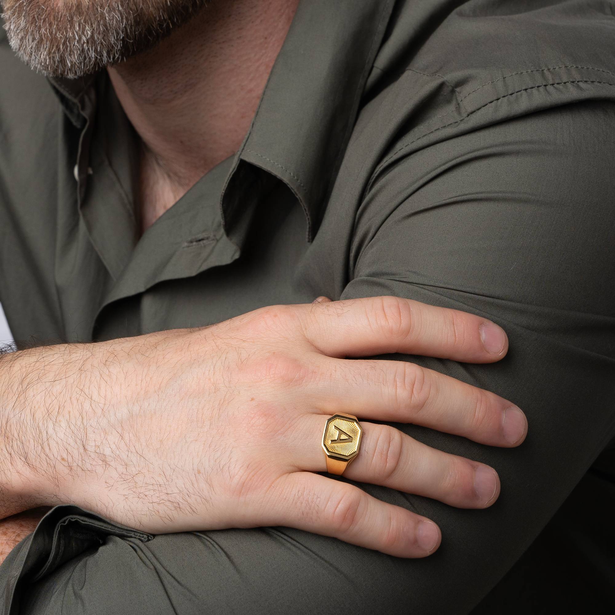 Anillo Inicial Heritage para Hombres en Chapa de Oro-3 foto de producto