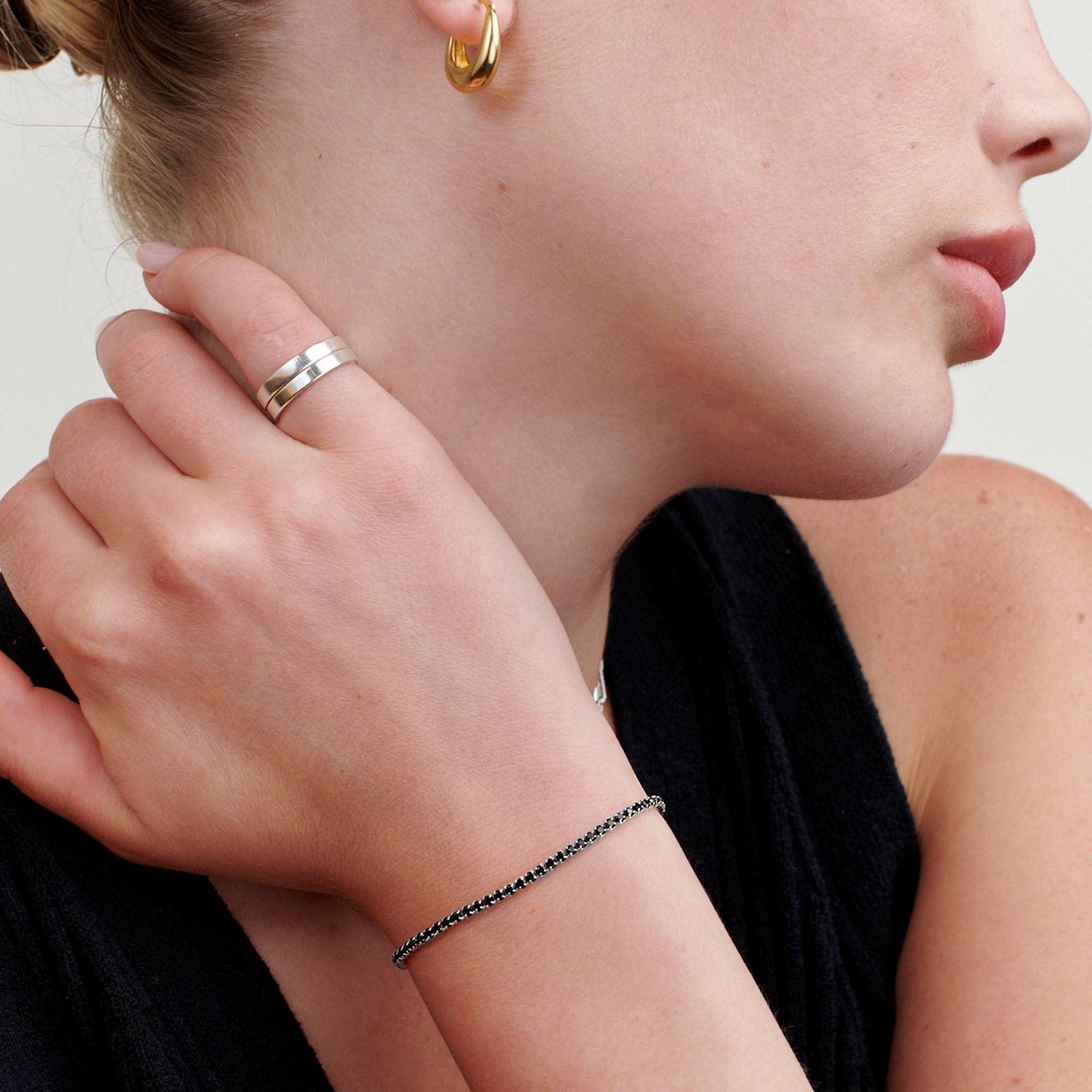 Pulsera de Tenis Ajustable Holly con con Zirconia Cúbica Negra en Plata-4 foto de producto