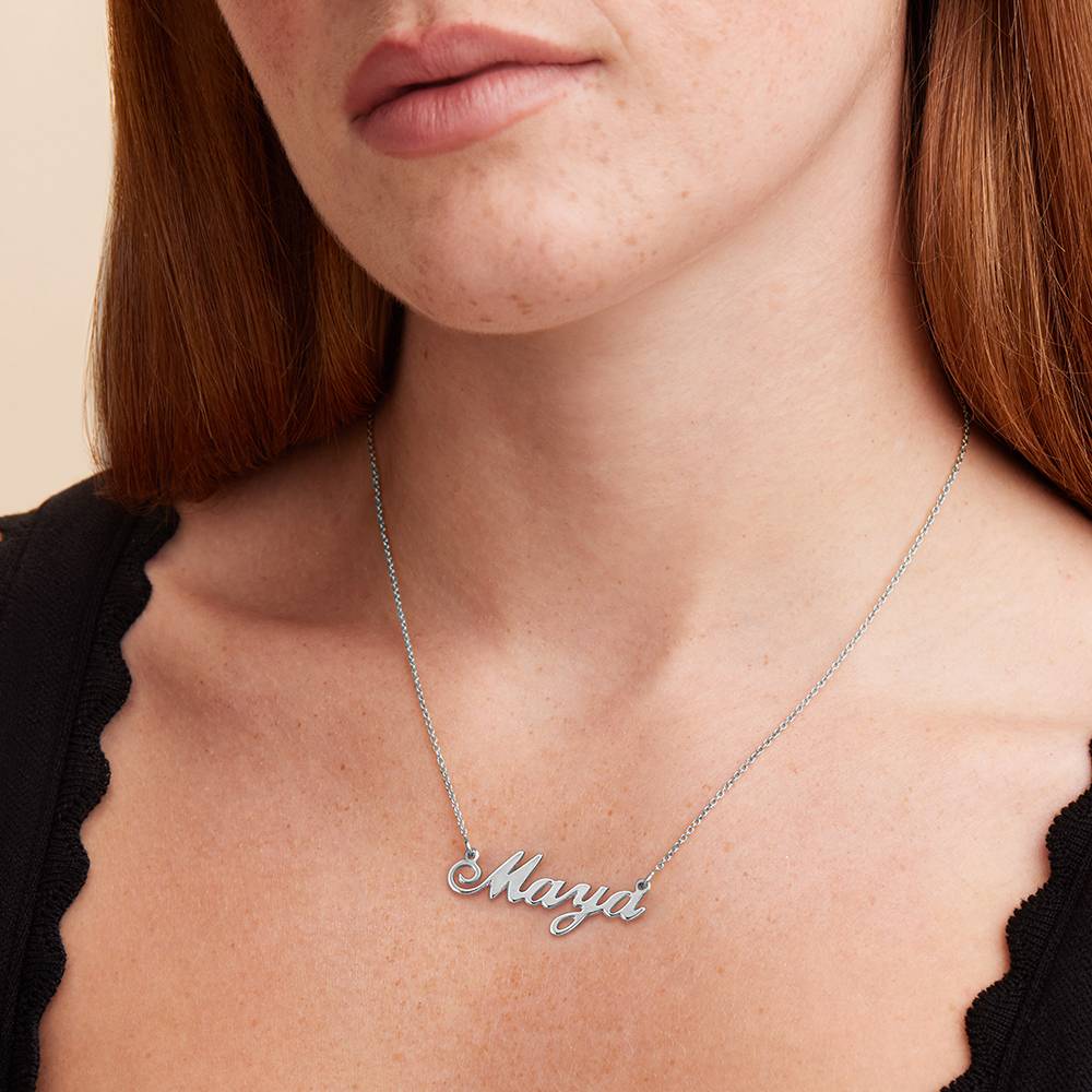 Collar con Nombre Hollywood Pequeño en Plata-4 Collar con Nombre Hollywood Pequeño en Plata-4 foto de producto